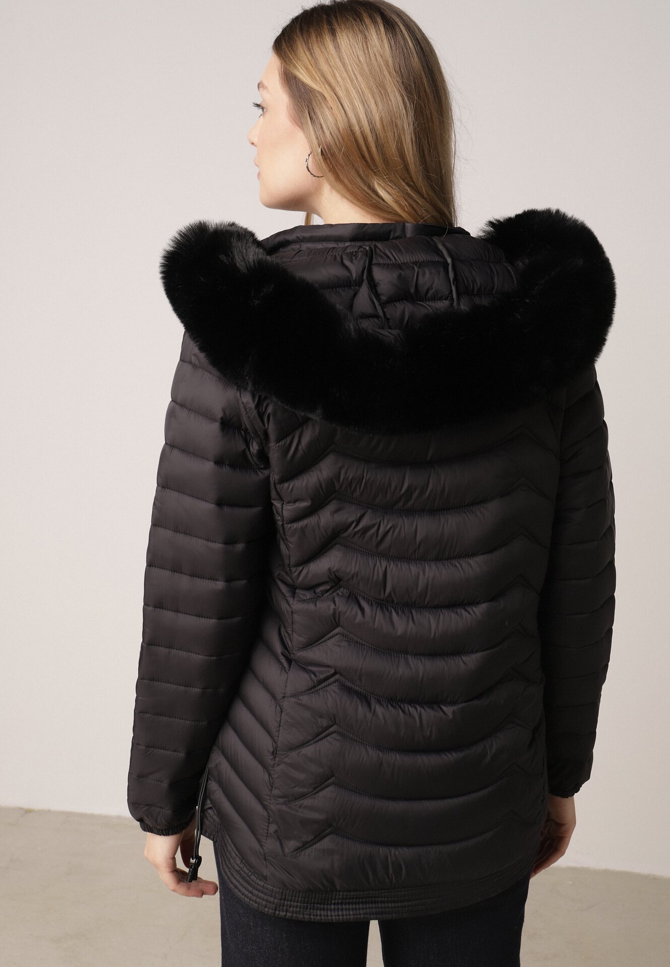 Czarna Pikowana Kurtka Przejściowa z Kapturem i Ściągaczami po Bokach Fezika