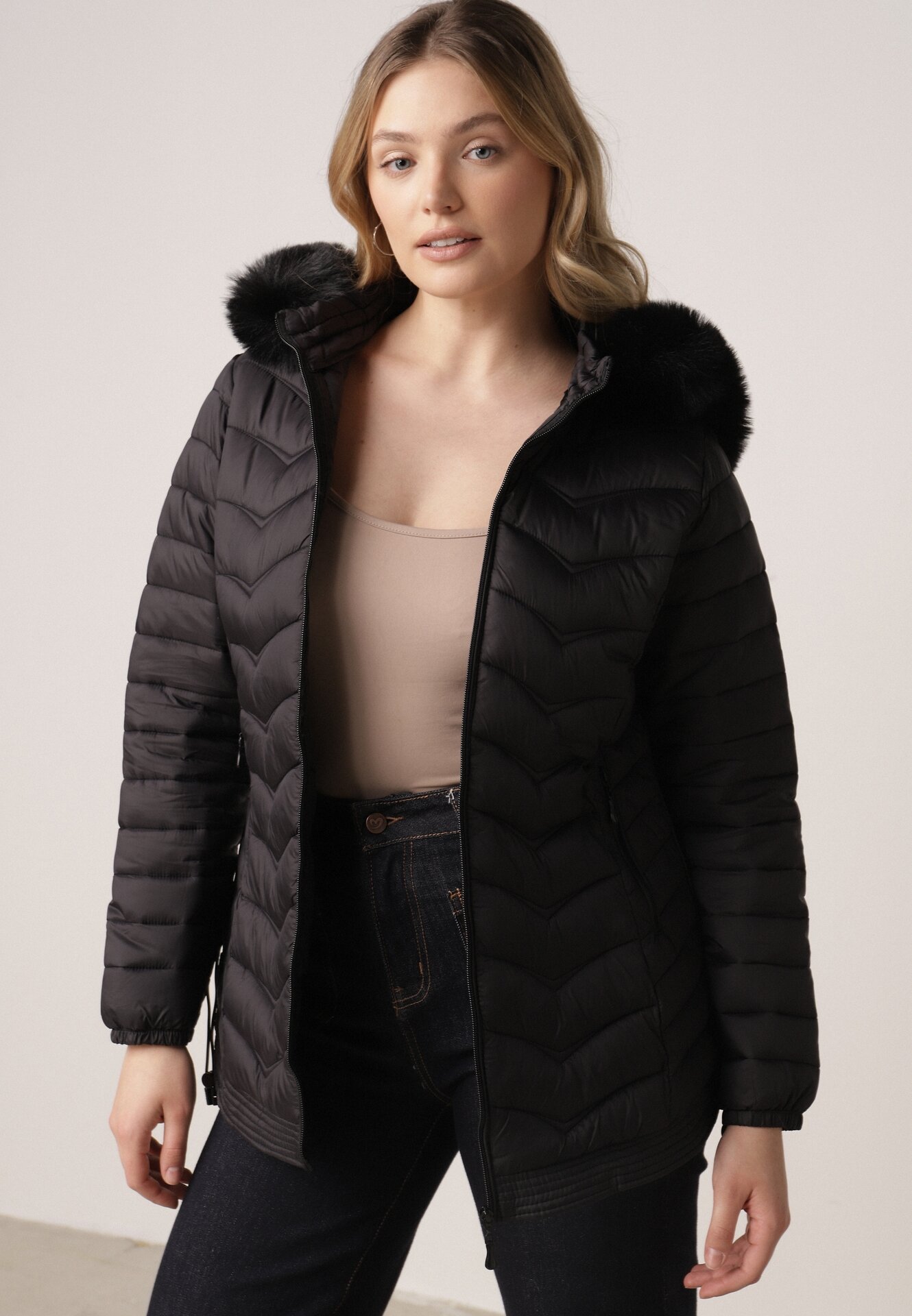 Czarna Pikowana Kurtka Przejściowa z Kapturem i Ściągaczami po Bokach Fezika