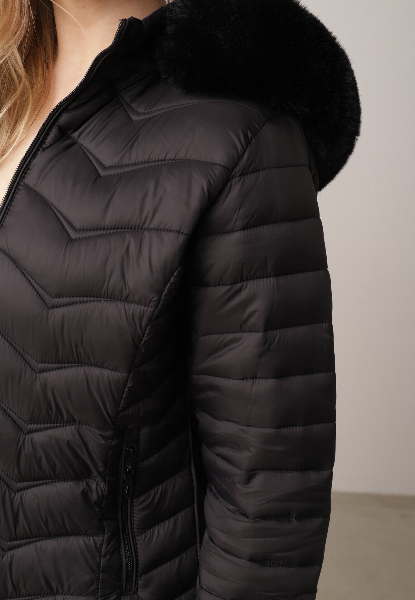 Czarna Pikowana Kurtka Przejściowa z Kapturem i Ściągaczami po Bokach Fezika