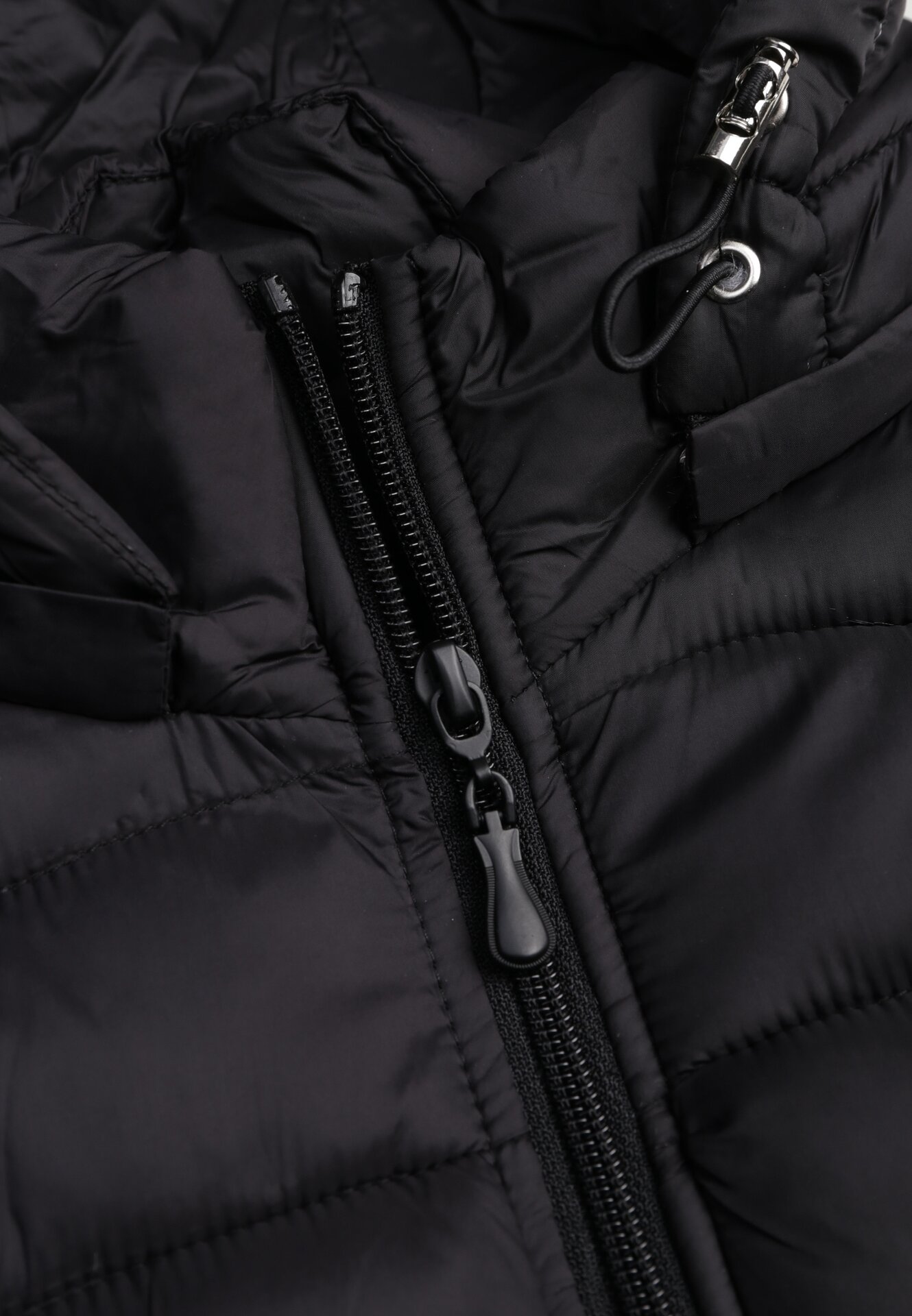 Czarna Taliowana Przejściowa Kurtka Pikowana z Odpinanym Kapturem Zinnorae