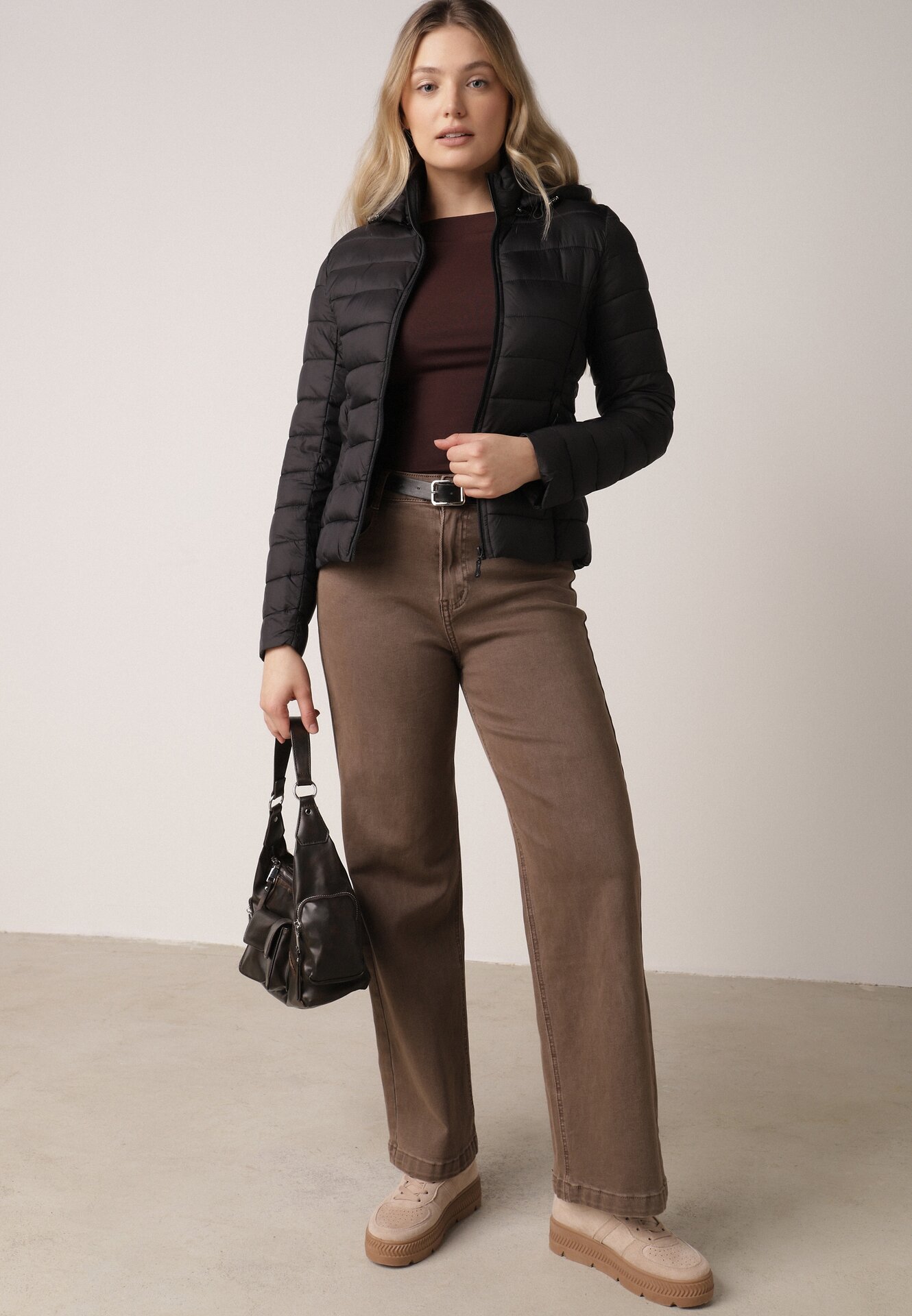 Czarna Taliowana Przejściowa Kurtka Pikowana z Odpinanym Kapturem Zinnorae