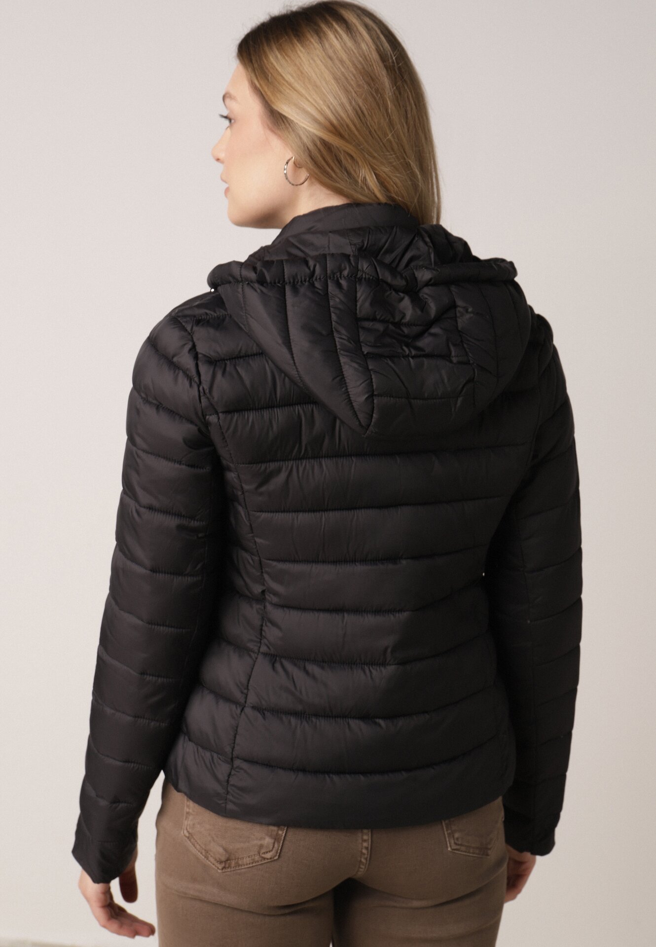 Czarna Taliowana Przejściowa Kurtka Pikowana z Odpinanym Kapturem Zinnorae