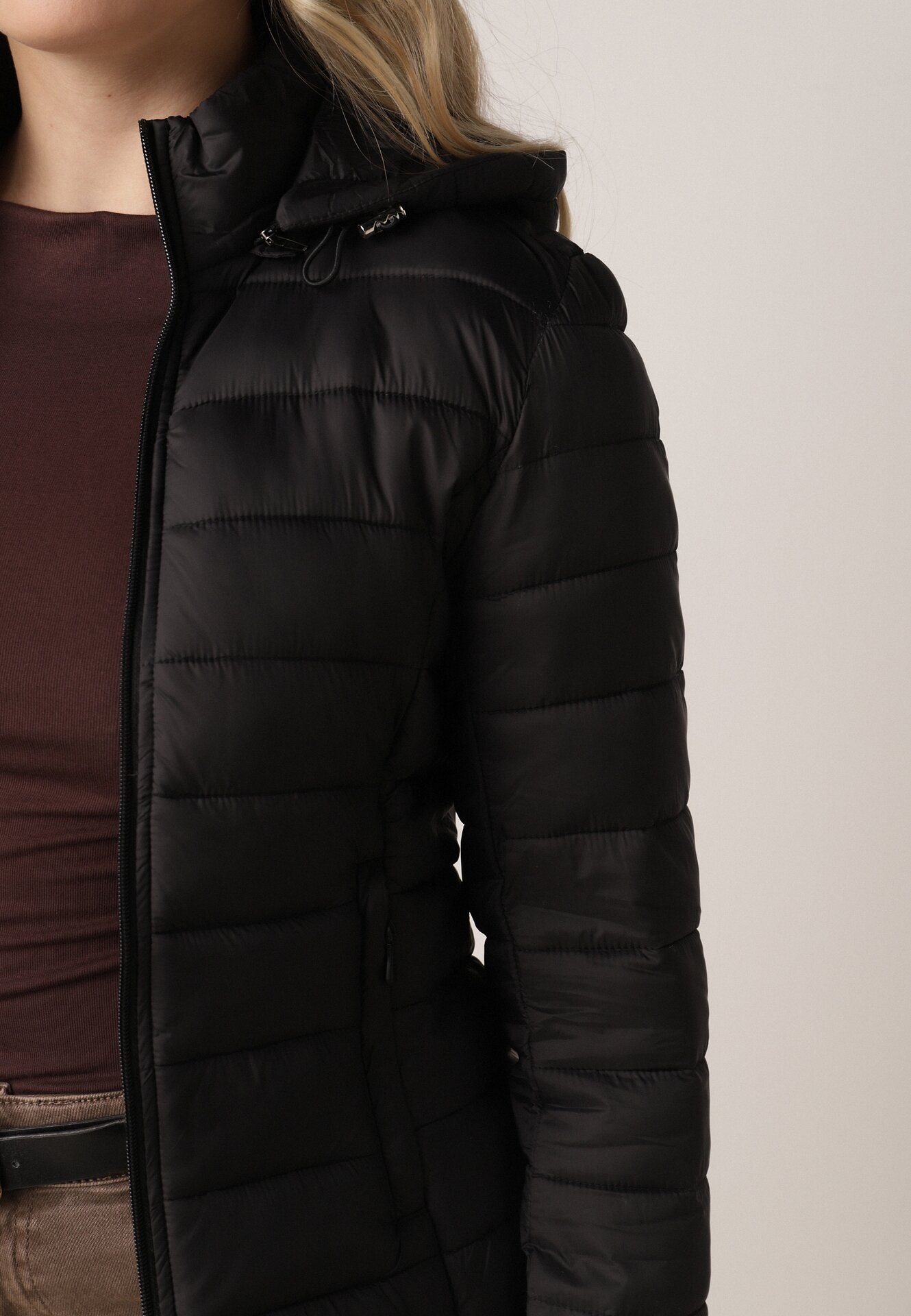 Czarna Taliowana Przejściowa Kurtka Pikowana z Odpinanym Kapturem Zinnorae