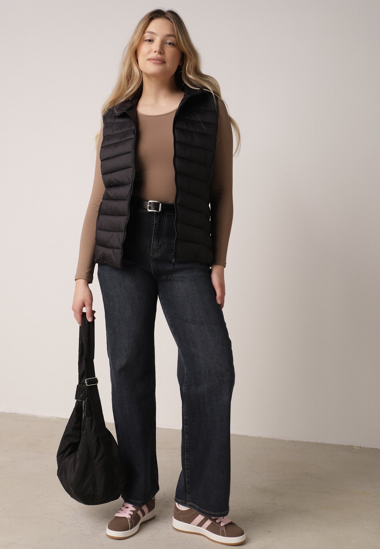 Czarna Pikowana Kamizelka Przejściowa z Kapturem Neanissa