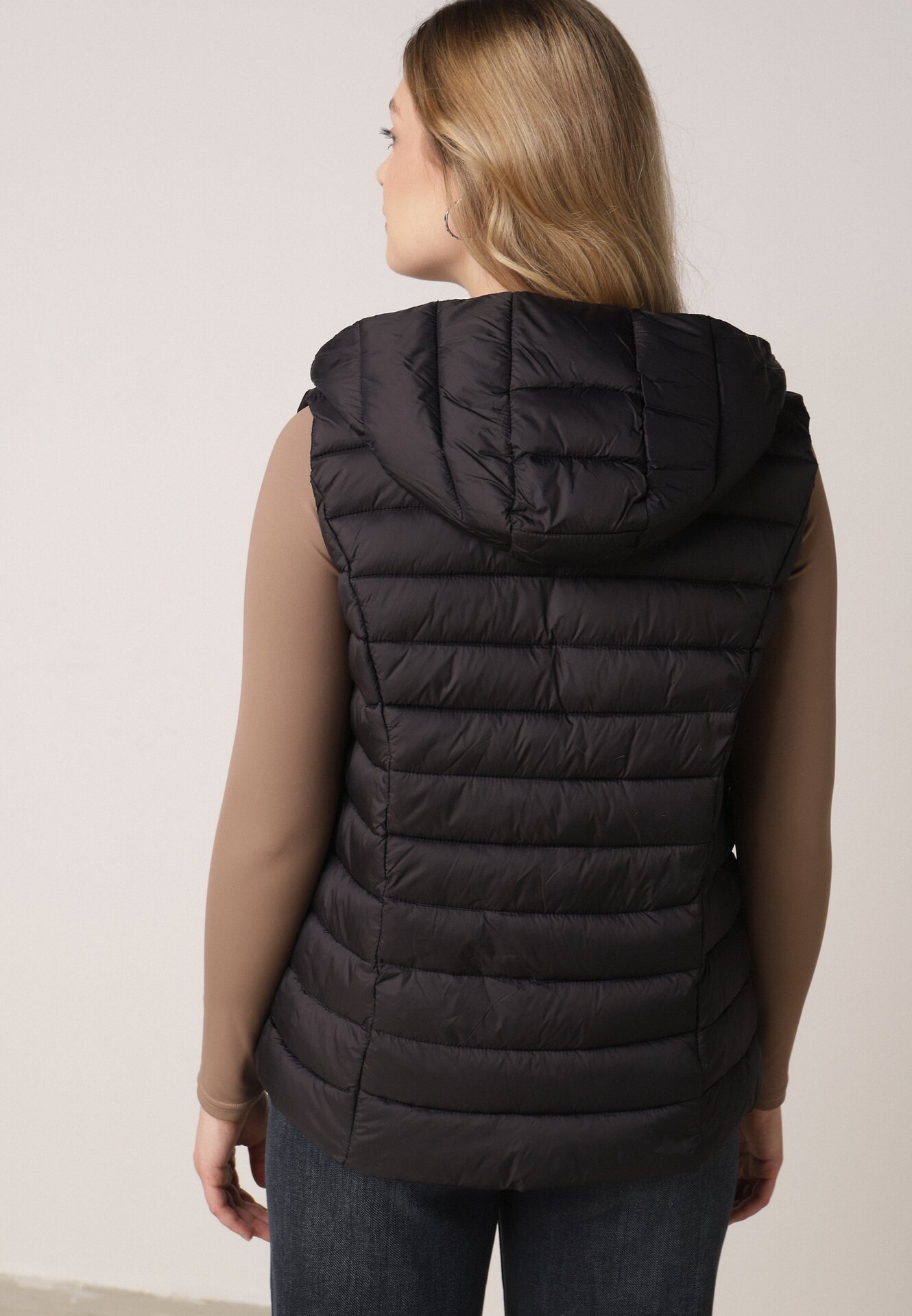 Czarna Pikowana Kamizelka Przejściowa z Kapturem Neanissa