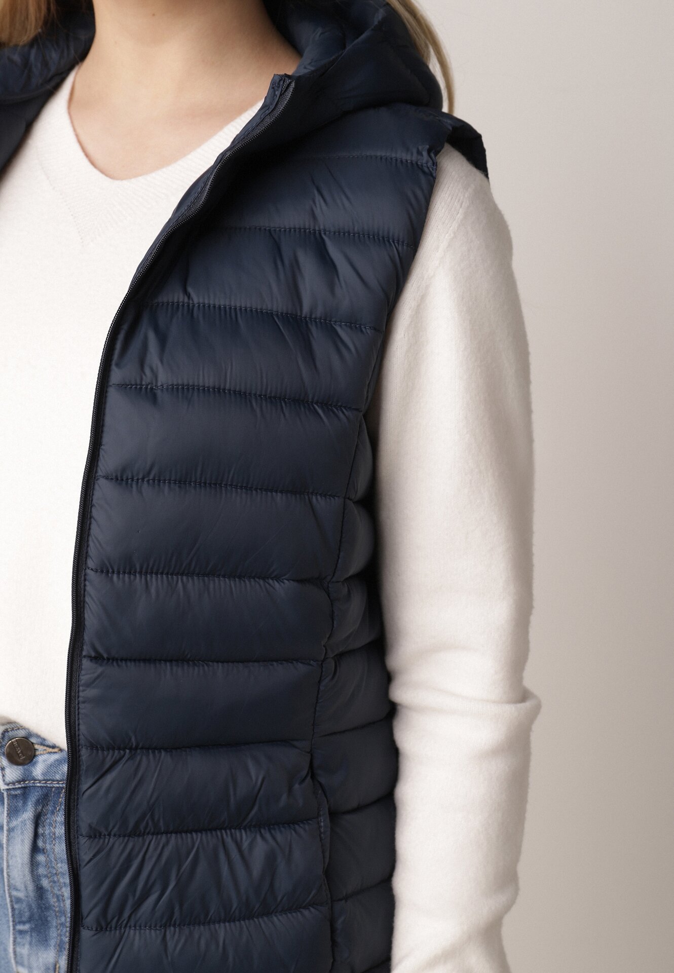 Granatowa Pikowana Kamizelka Przejściowa z Kapturem Neanissa