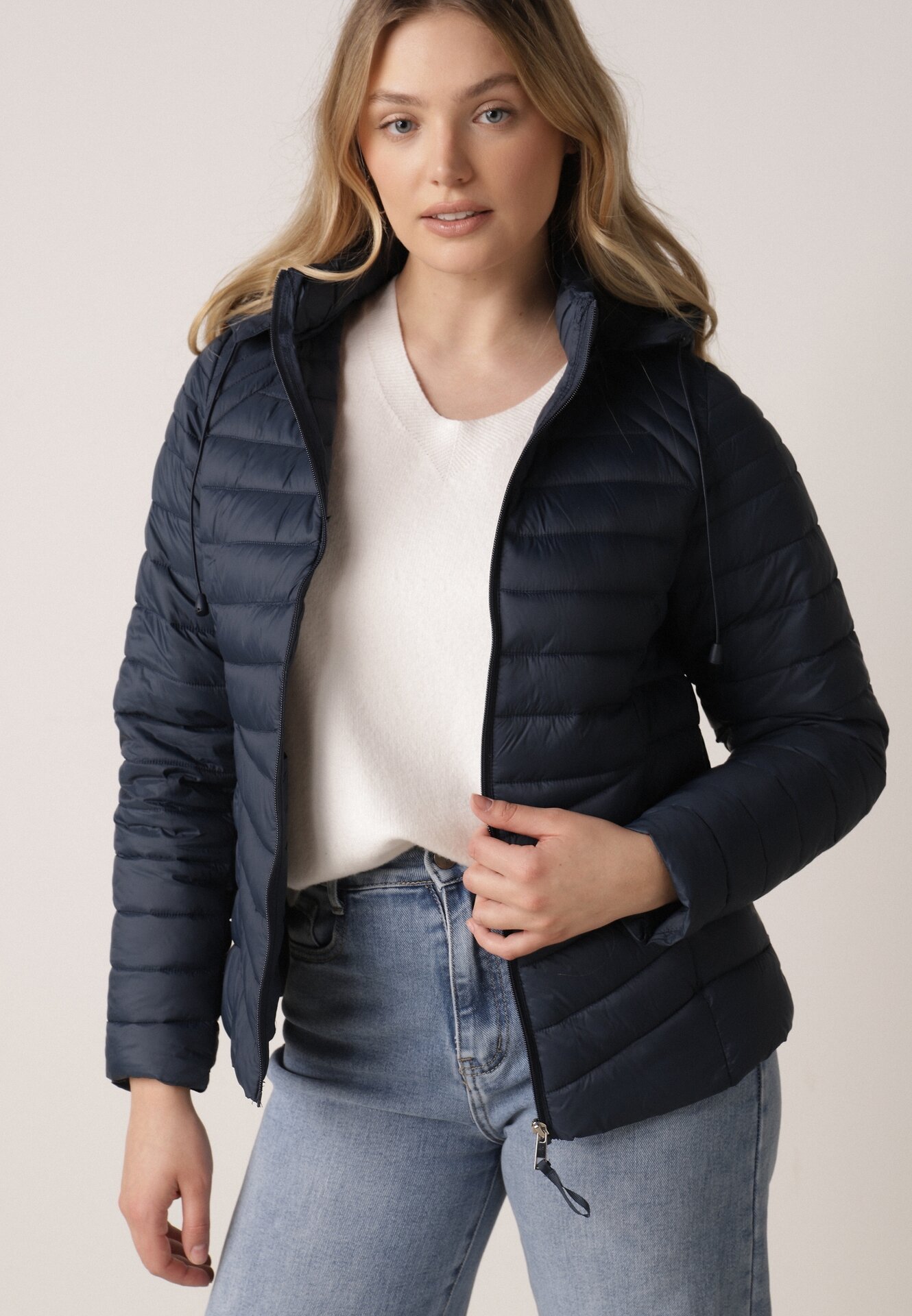 Granatowa Klasyczna Kurtka Przejściowa z Pikowaniem i Odpinanym Kapturem Pretiella