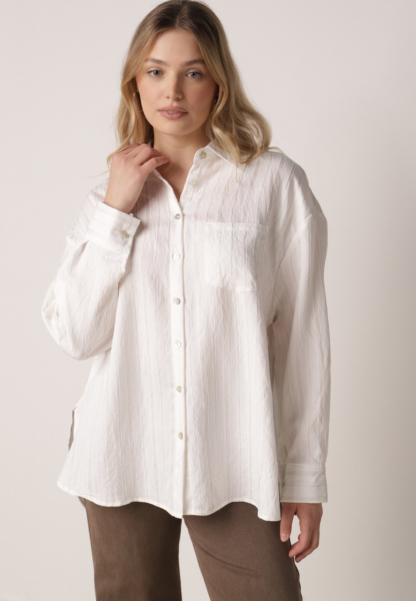 Biała Wiskozowa Koszula z Dodatkiem Lnu z Tkaniny Strukturalnej Noma