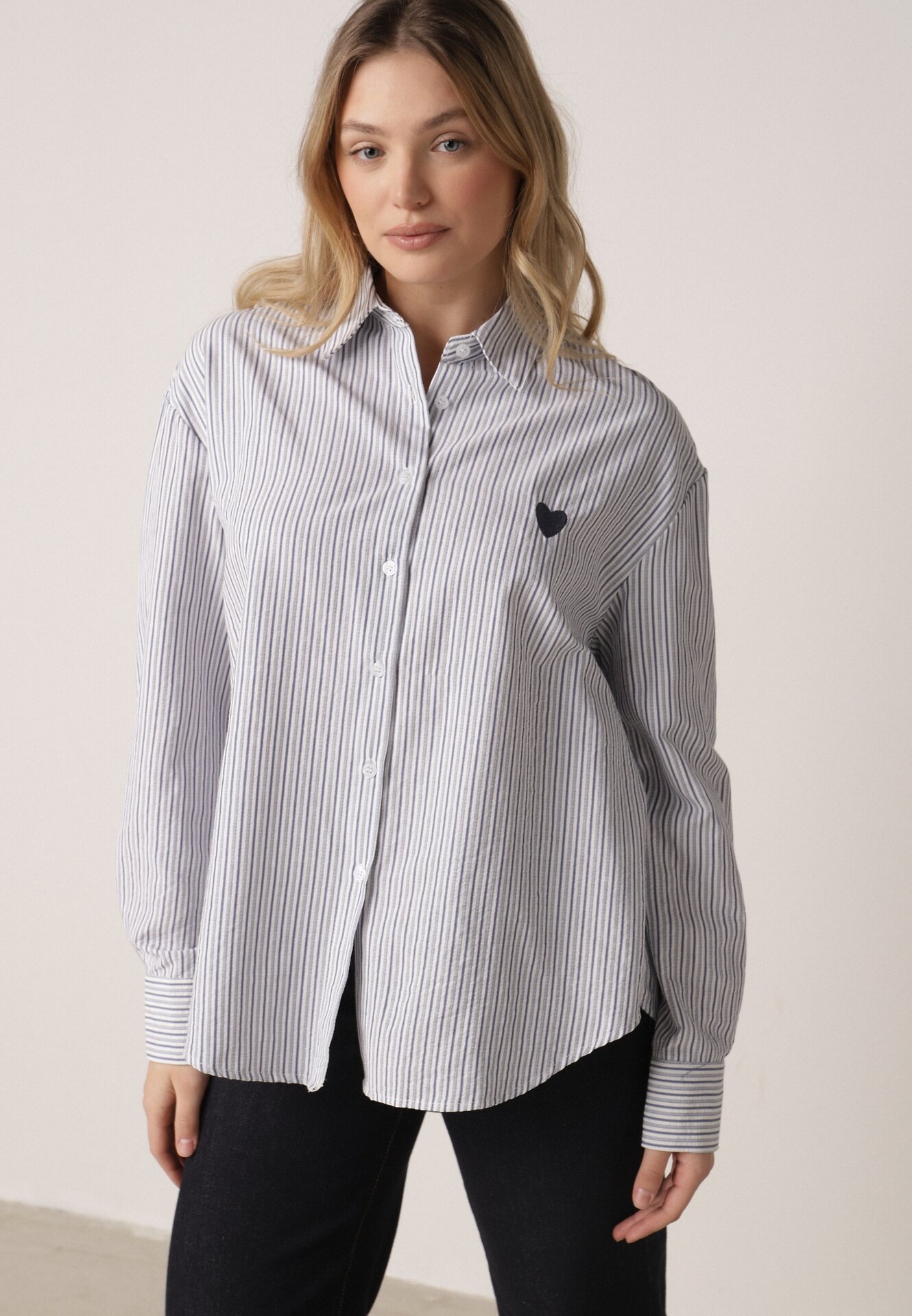 Niebieska Koszula z Bawełną w Paski Ozdobiona Haftem Sercem Sewriva