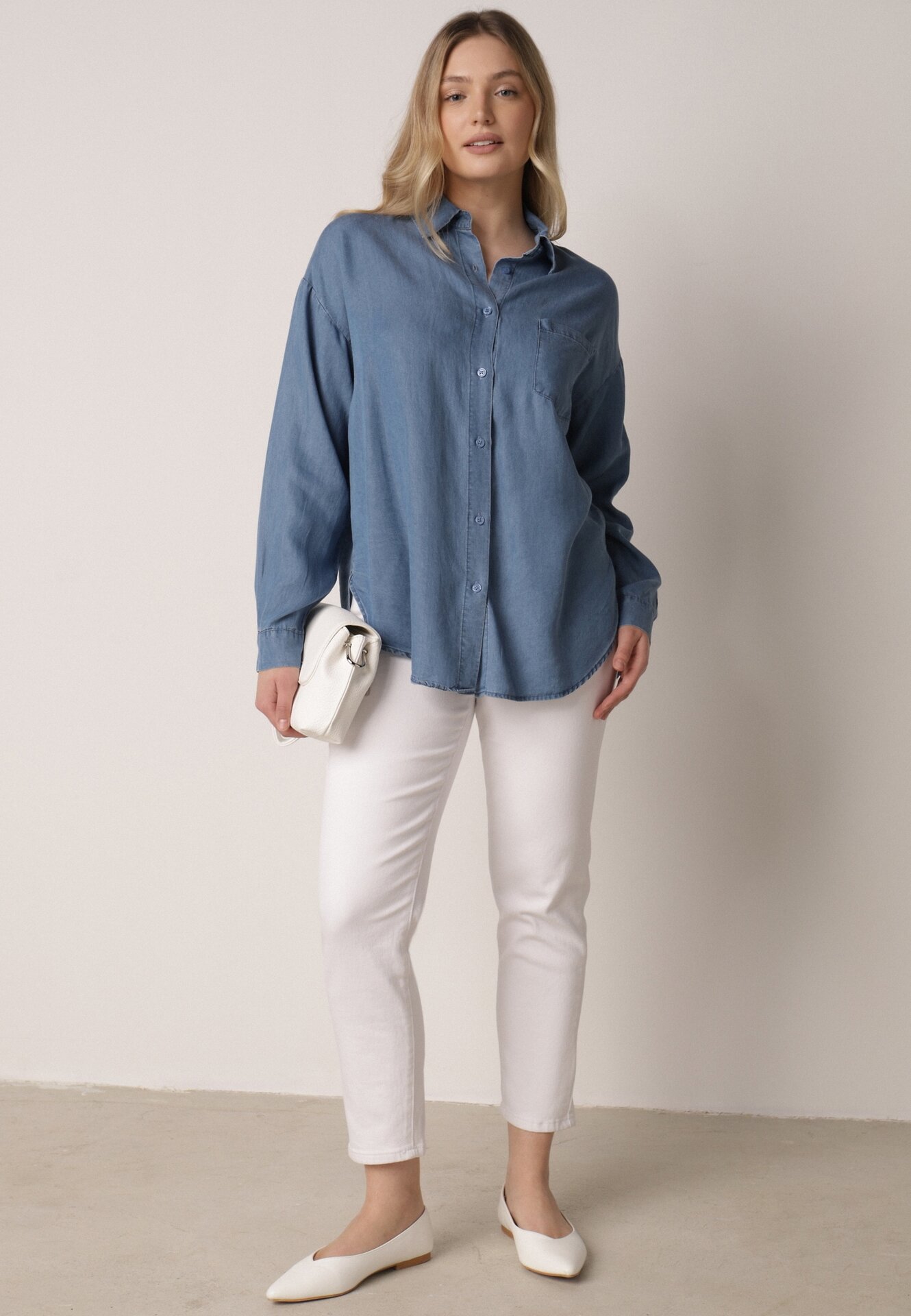 Niebieska Koszula Jeansowa z Bawełną Ozdobiona Kieszonką Koreti