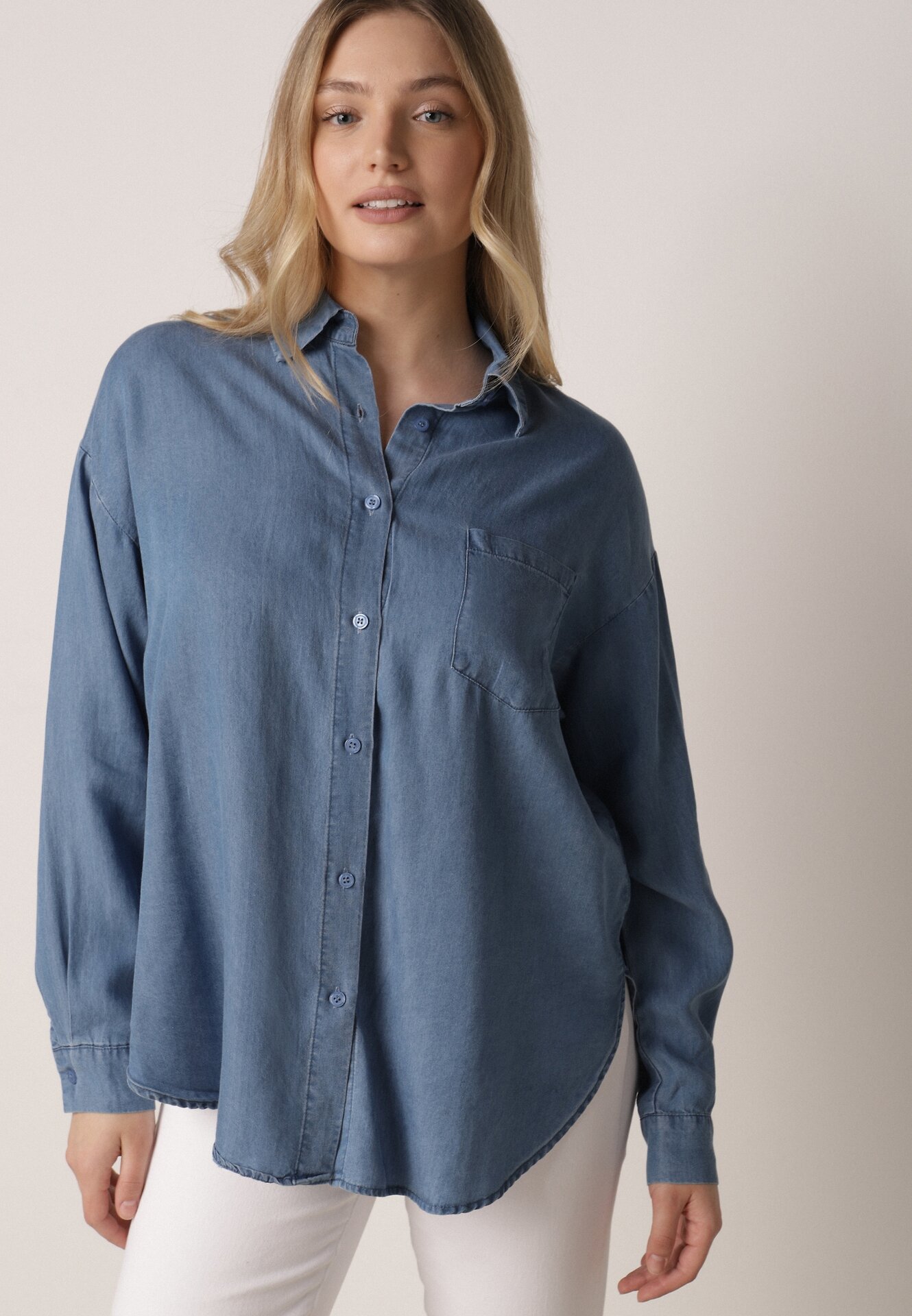 Niebieska Koszula Jeansowa z Bawełną Ozdobiona Kieszonką Koreti