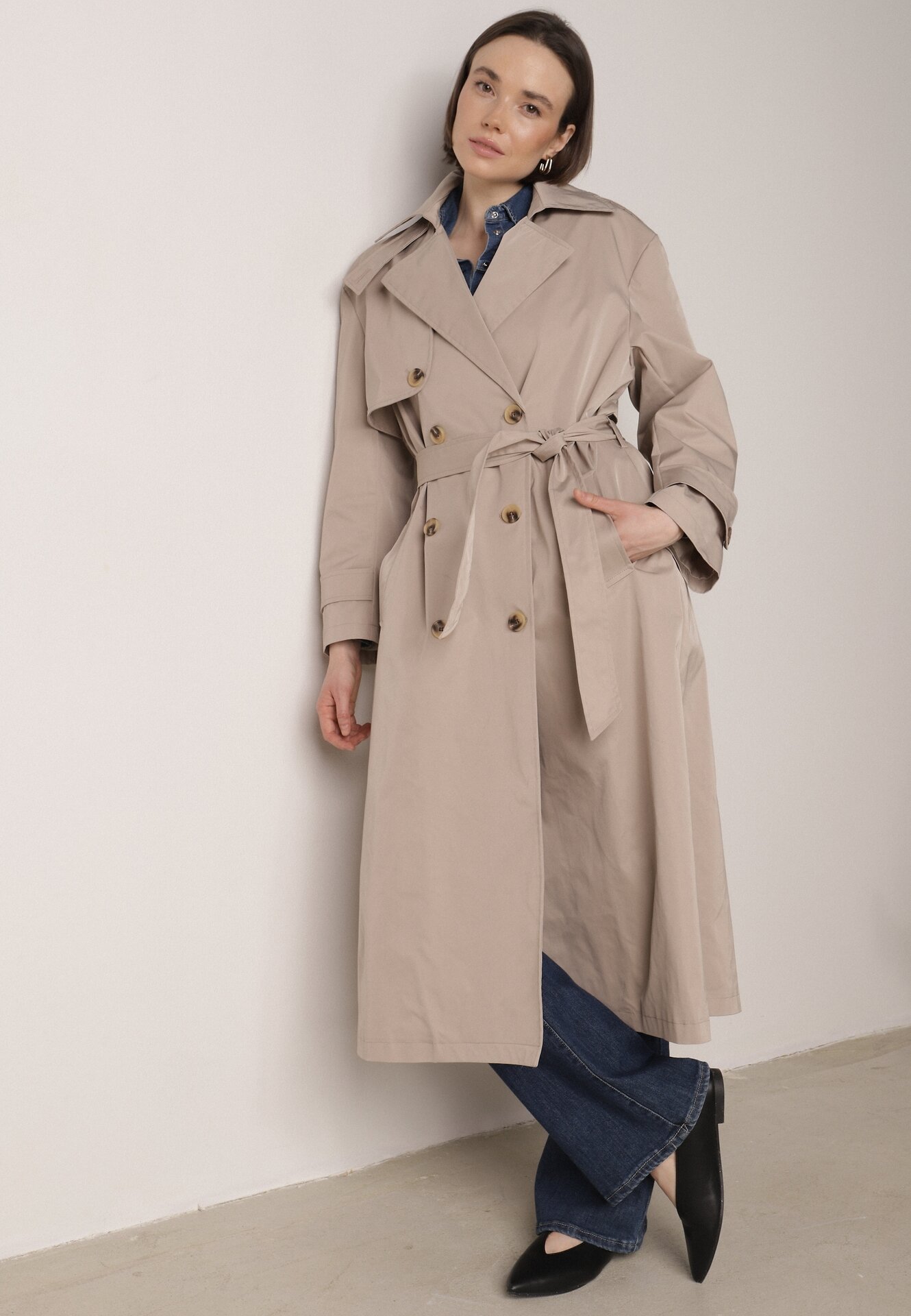 Beżowy Bawełniano-Wiskozowy Płaszcz Trencz z Wiązanym Paskiem i Klapą Lissana