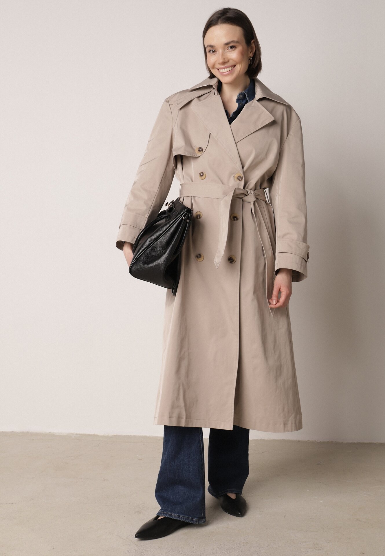 Beżowy Bawełniano-Wiskozowy Płaszcz Trencz z Wiązanym Paskiem i Klapą Lissana