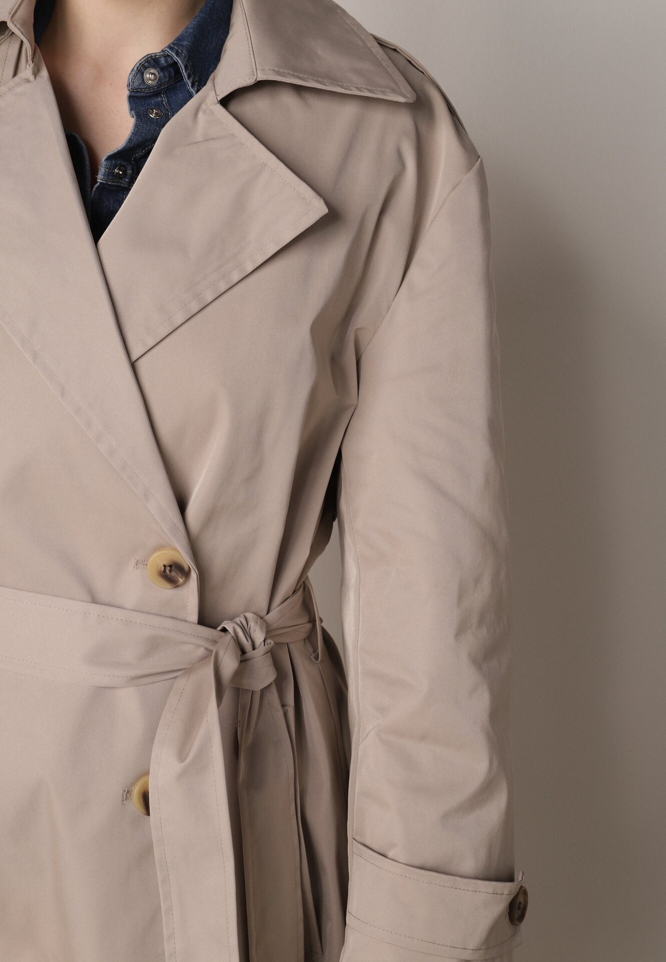 Beżowy Bawełniano-Wiskozowy Płaszcz Trencz z Wiązanym Paskiem i Klapą Lissana