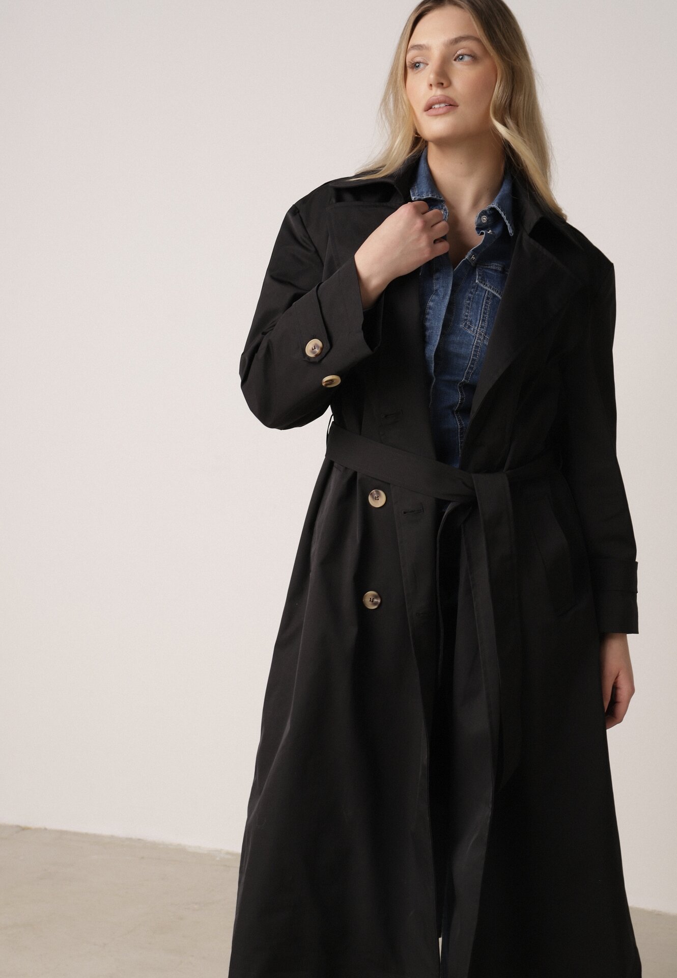 Czarny Bawełniano-Wiskozowy Płaszcz Trencz z Wiązanym Paskiem i Klapą Lissana