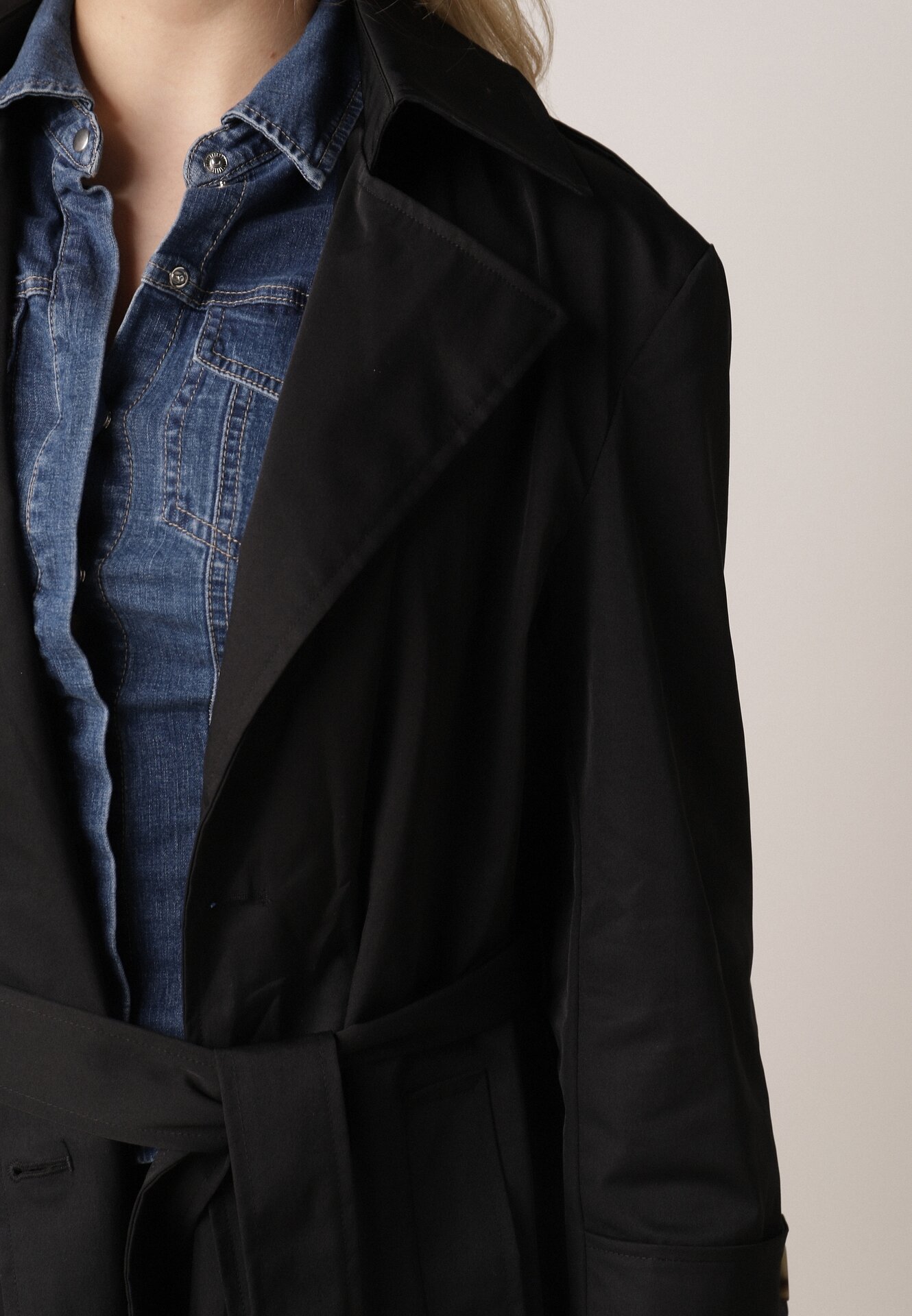 Czarny Bawełniano-Wiskozowy Płaszcz Trencz z Wiązanym Paskiem i Klapą Lissana