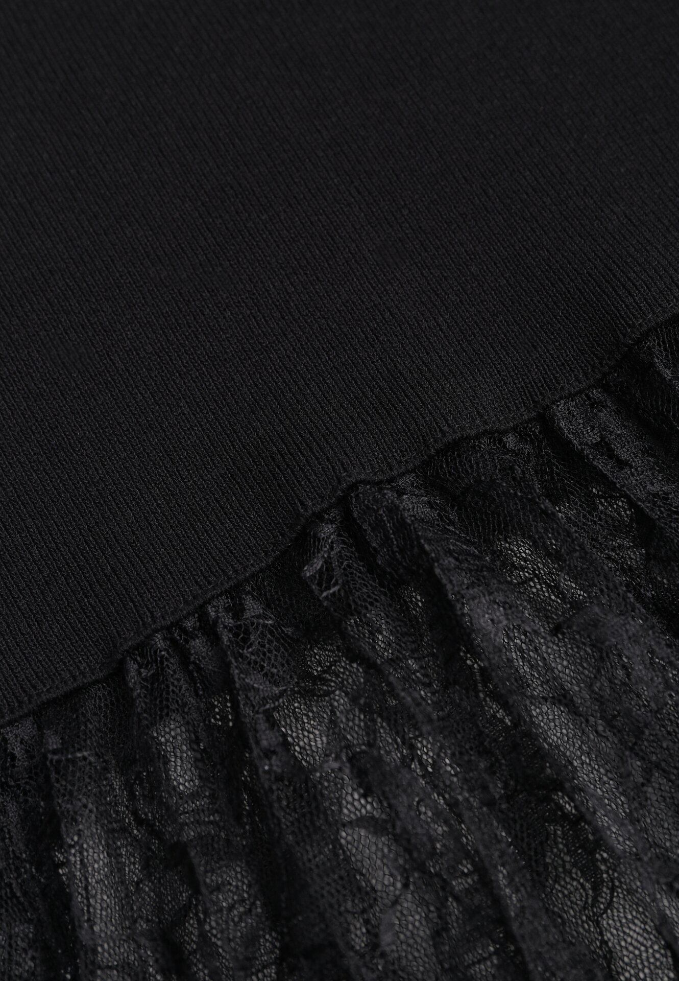 Czarna Koktajlowa Sukienka z Wiskozą i Rozkloszowanym Koronkowym Dołem Erivissa