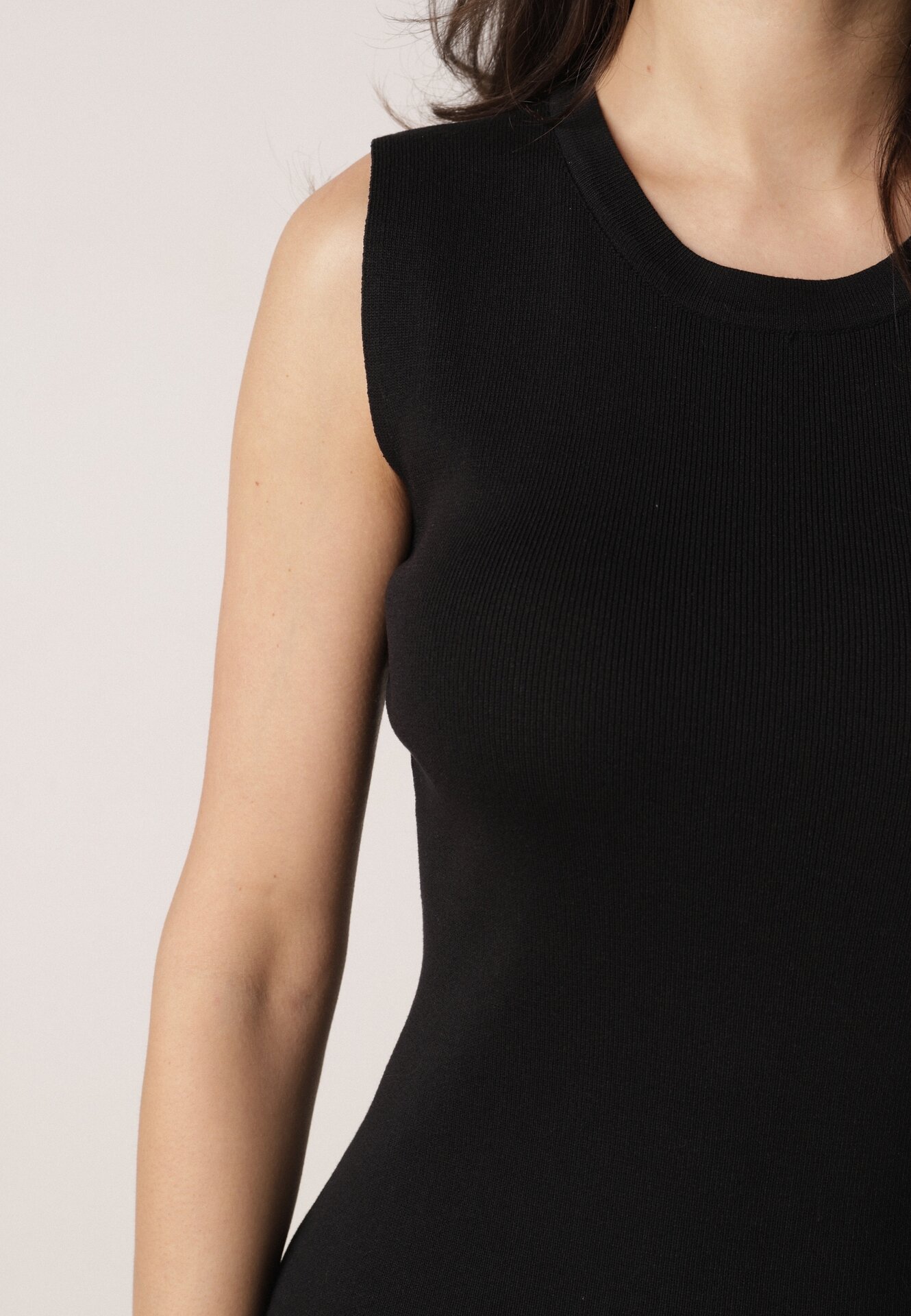 Czarna Koktajlowa Sukienka z Wiskozą i Rozkloszowanym Koronkowym Dołem Erivissa