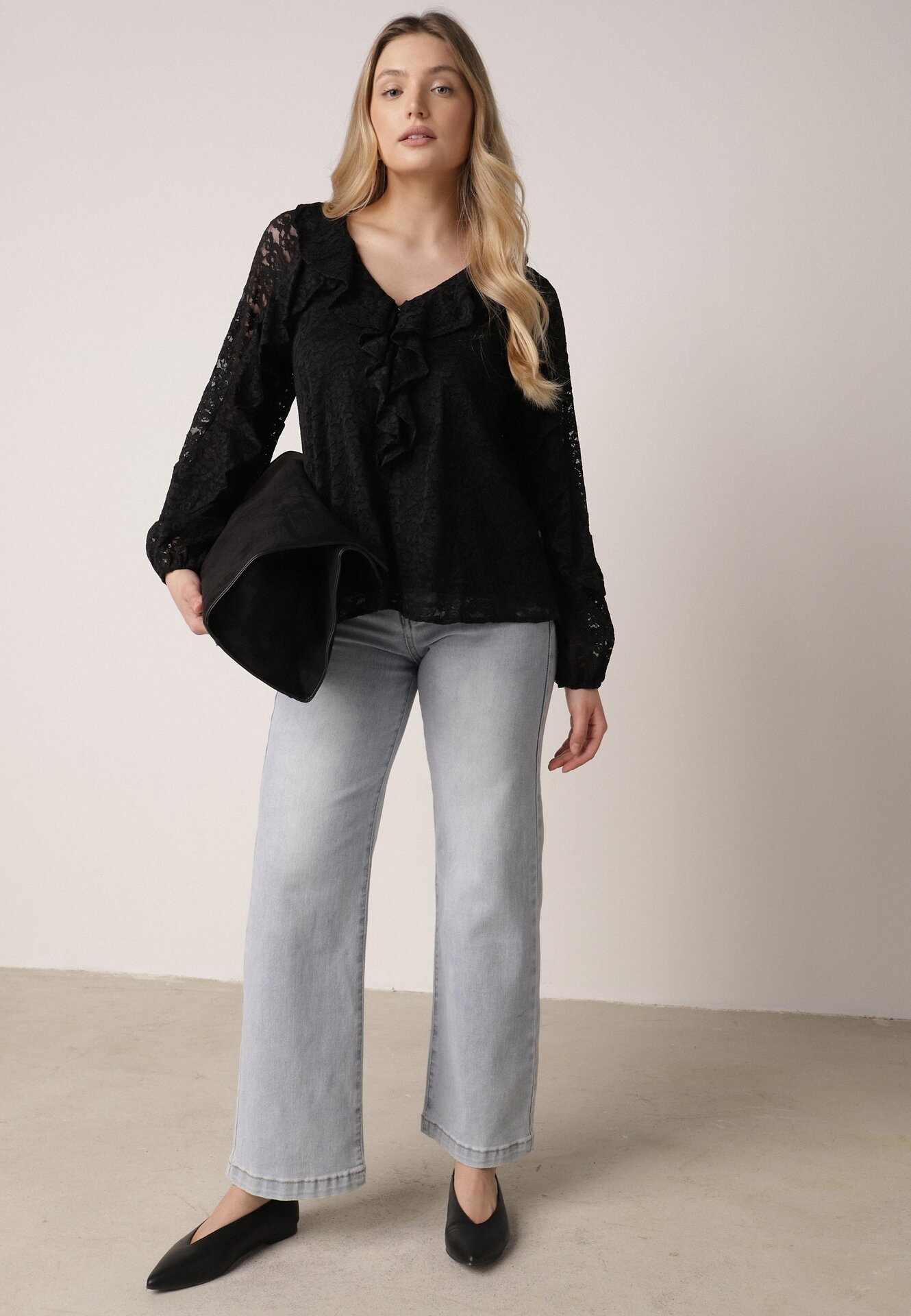 Czarna Bluzka z Koronki Ozdobiona Falbankami Sewola