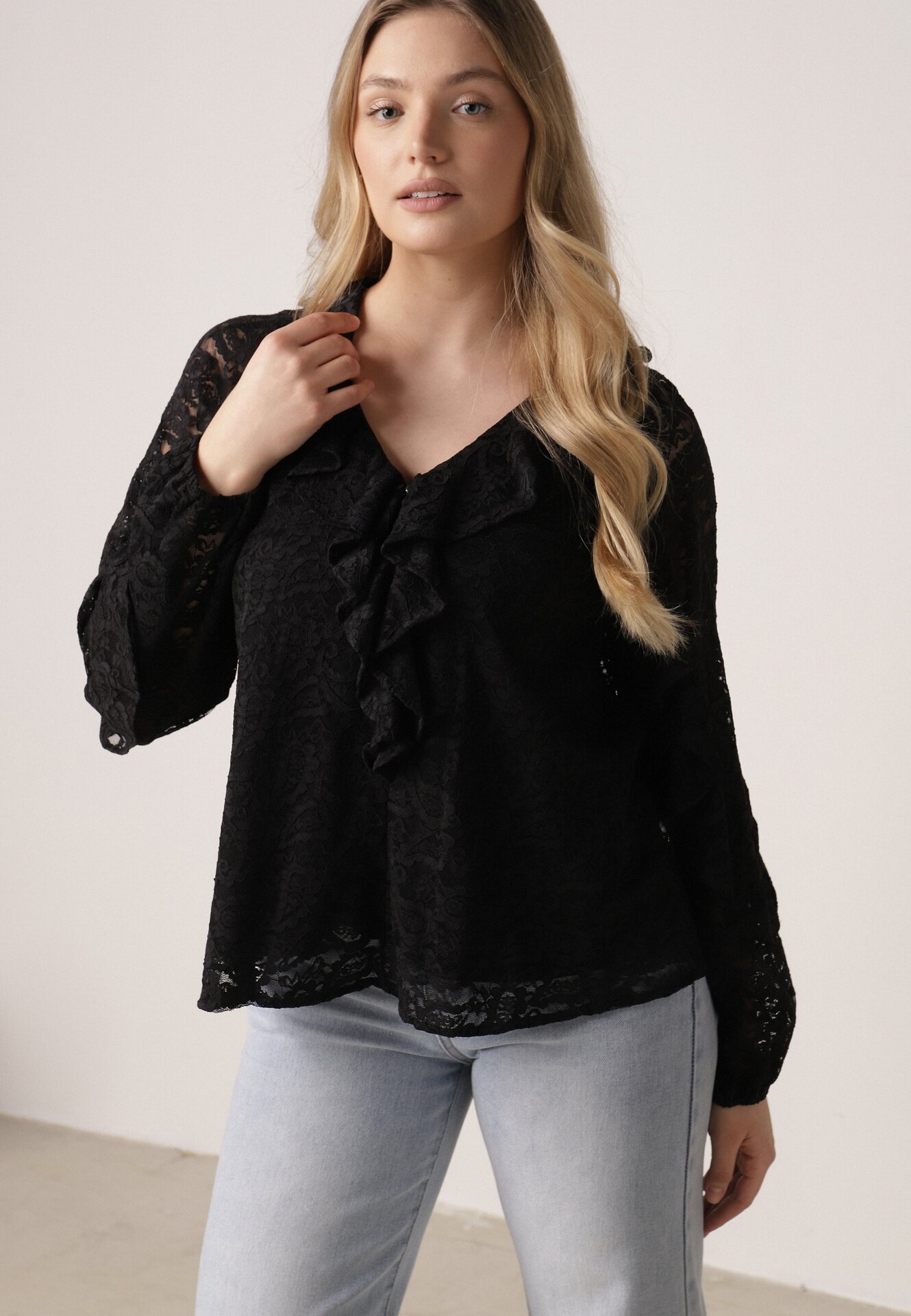 Czarna Bluzka z Koronki Ozdobiona Falbankami Sewola