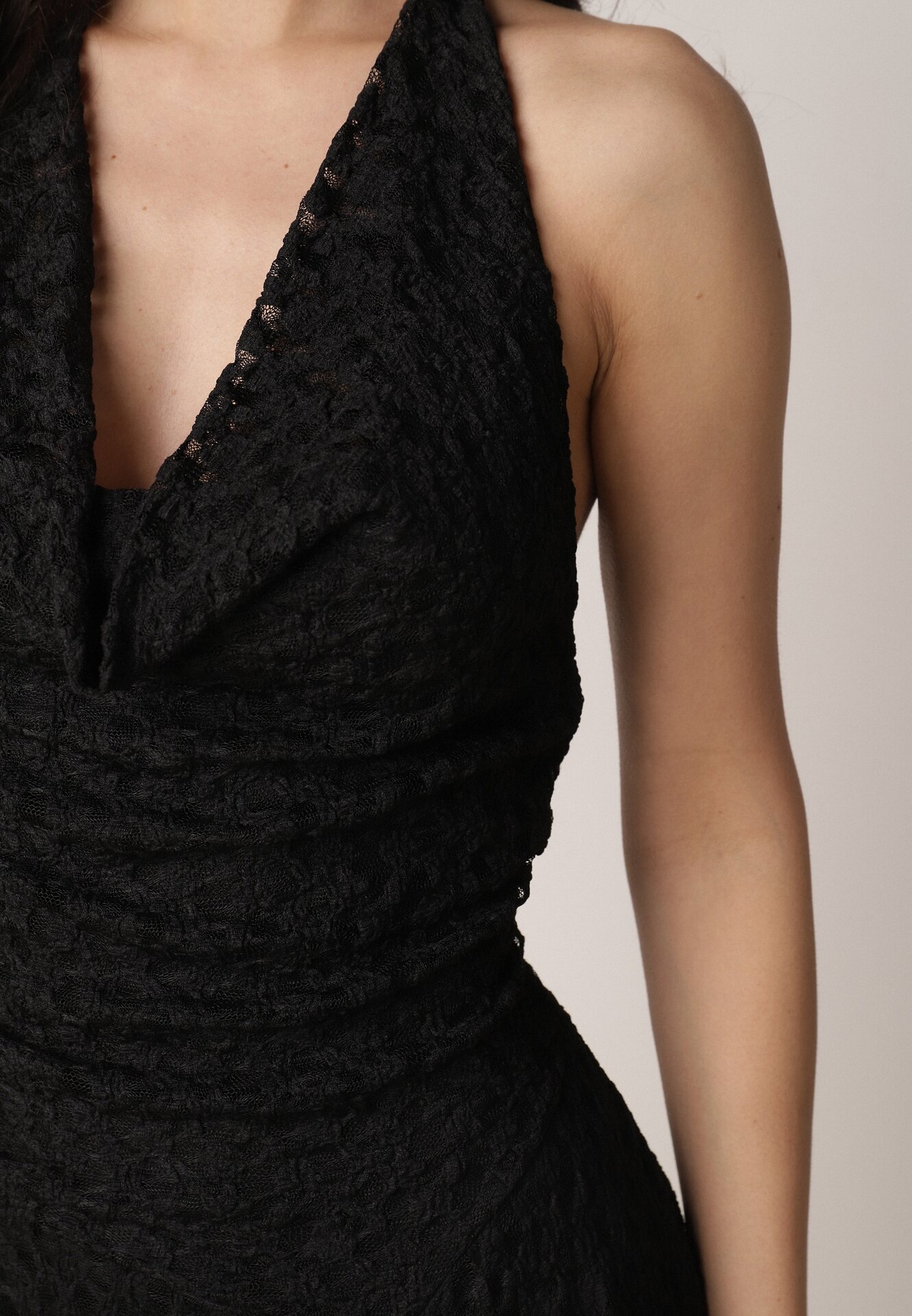 Czarna Rozkloszowana Sukienka z Koronki z Wiązaniem i Odkrytymi Plecami Bernisa