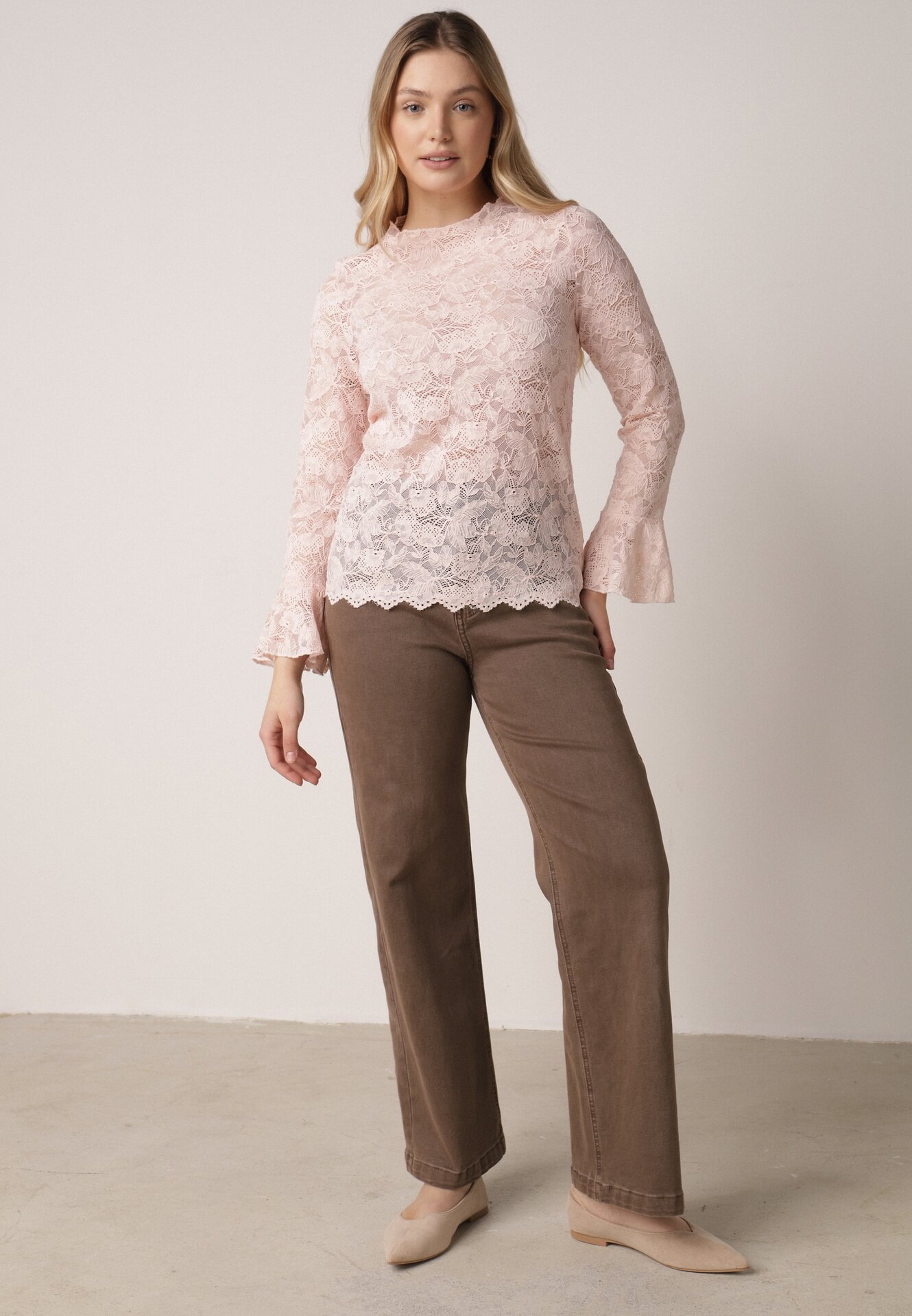 Różowa Koronkowa Bluzka z Falbanką i Rozszerzanymi Rękawami Nelaetia