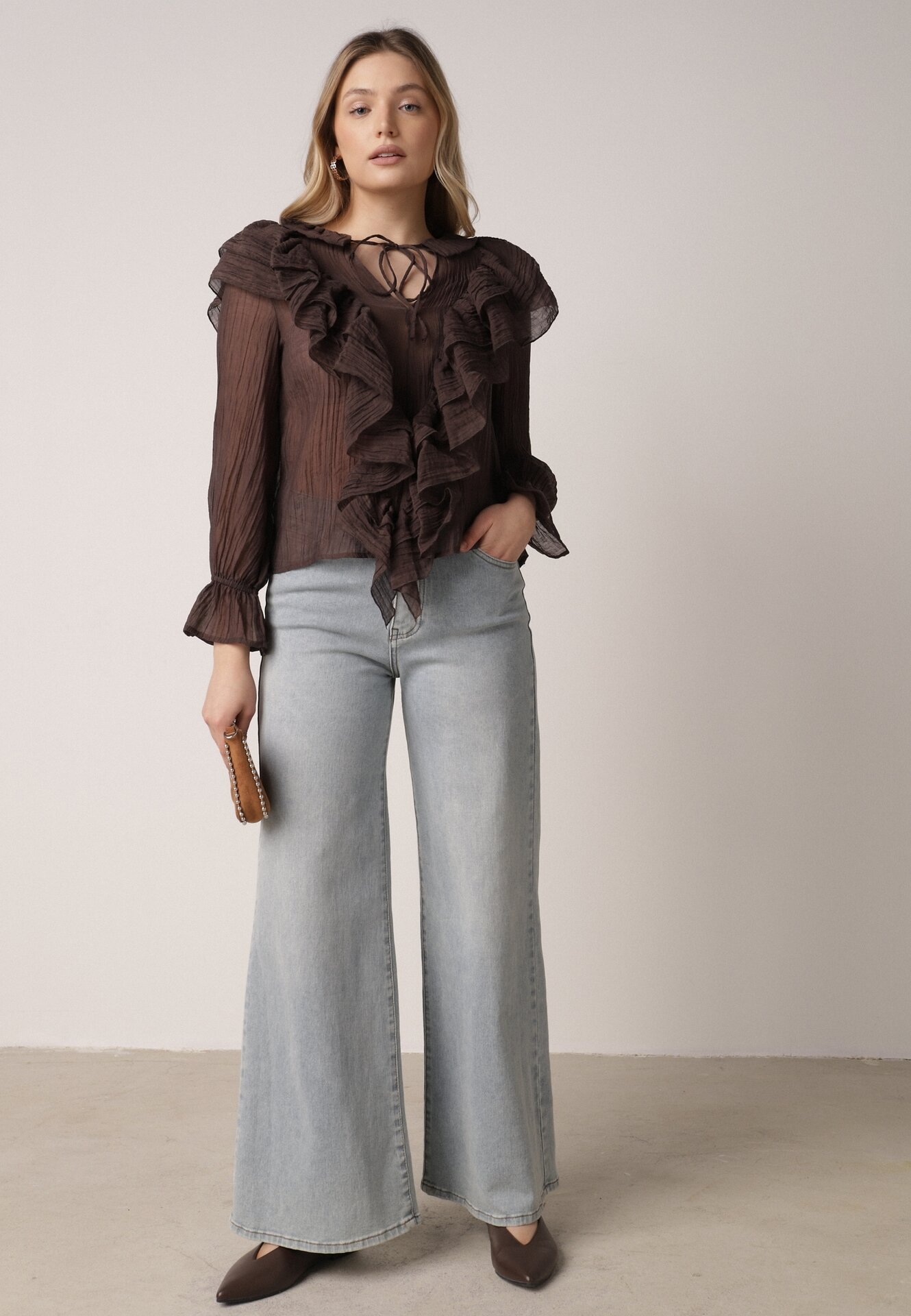 Brązowa Bluzka z Lyocellem Ozdobiona Falbanami i Wiązaniem Esathra