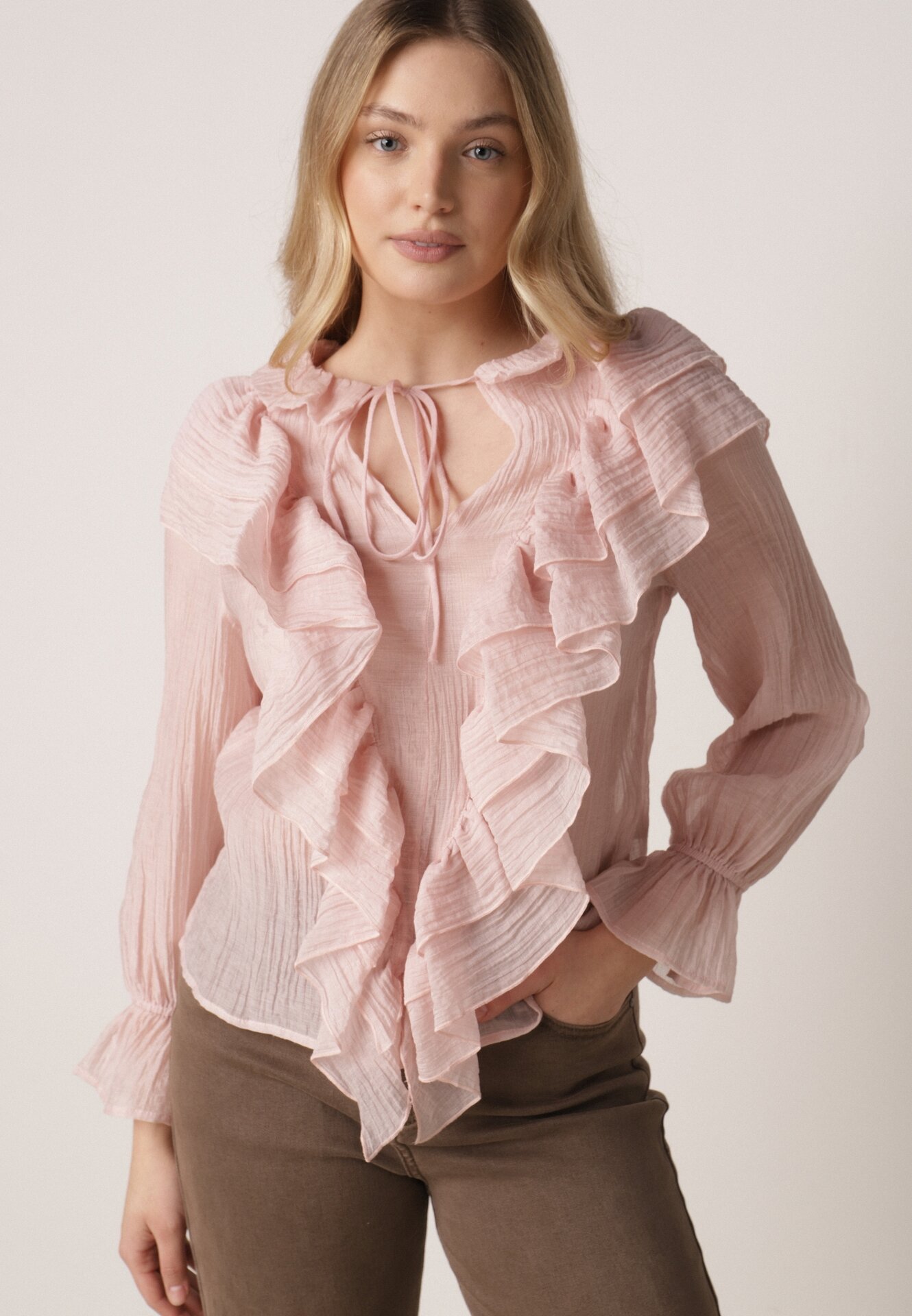 Różowa Bluzka z Lyocellem Ozdobiona Falbanami i Wiązaniem Esathra