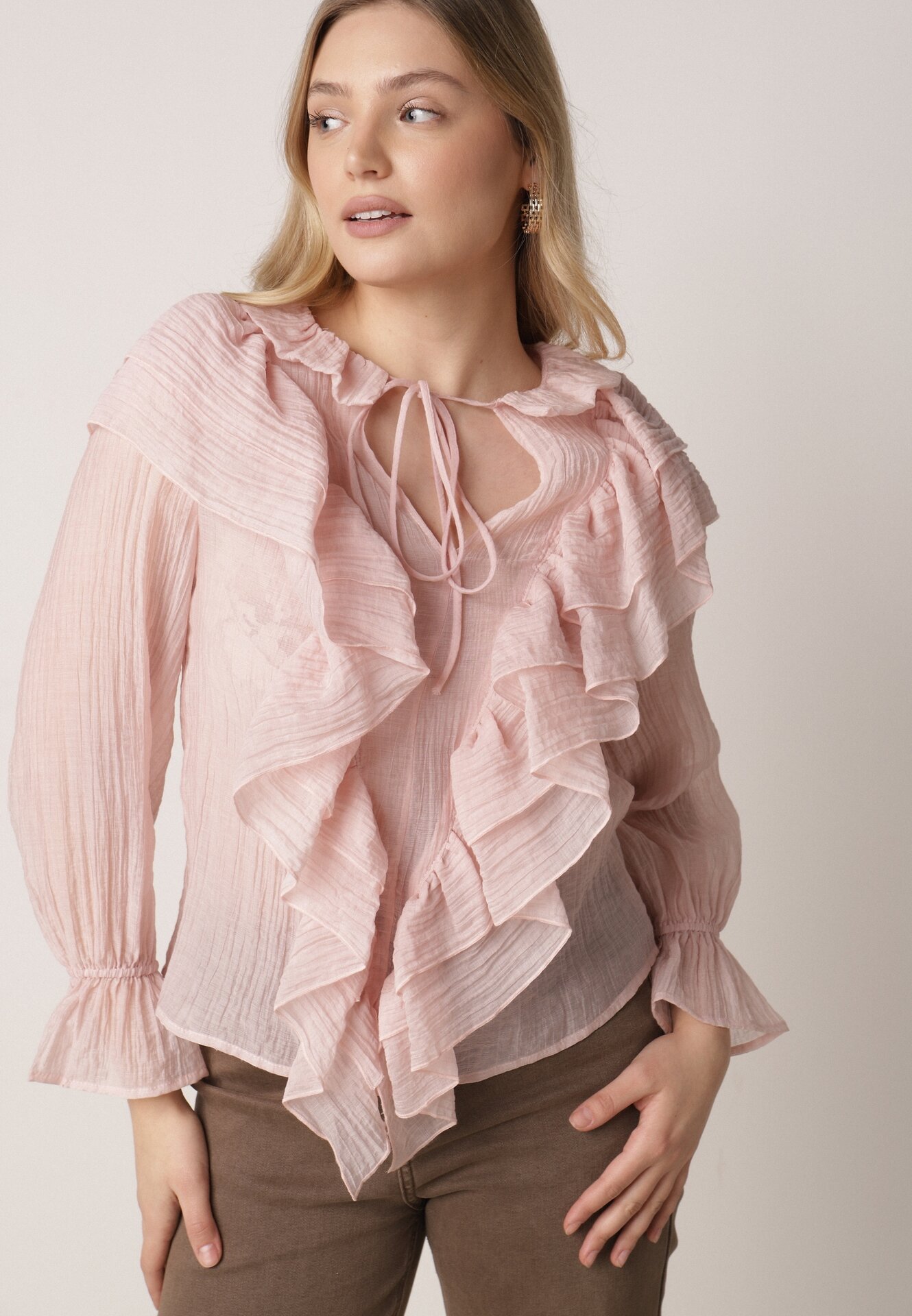 Różowa Bluzka z Lyocellem Ozdobiona Falbanami i Wiązaniem Esathra