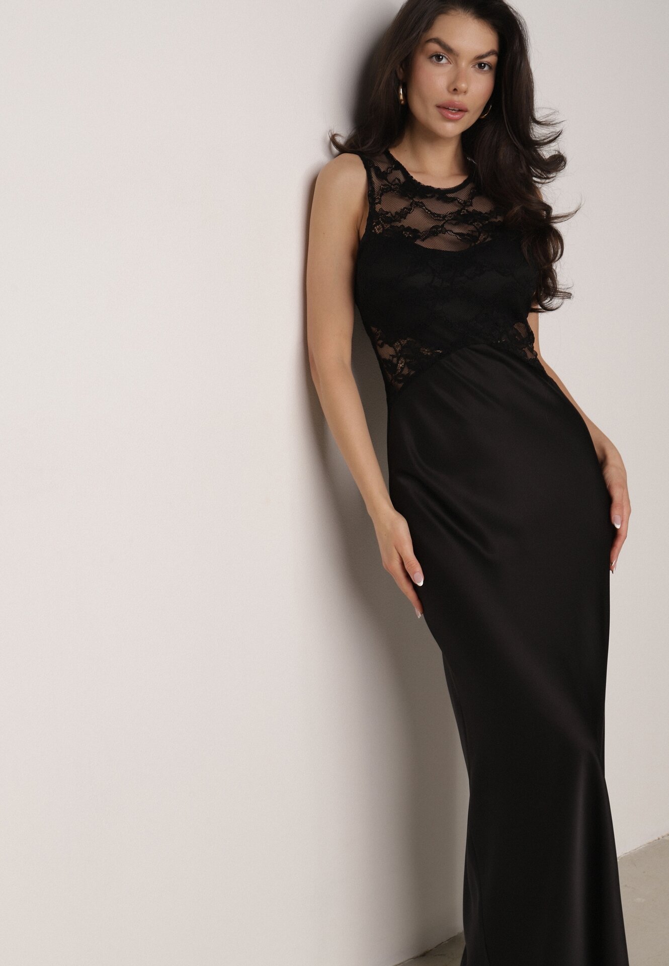 Czarna Koktajlowa Sukienka o Dopasowanym Kroju z Koronką Bermine