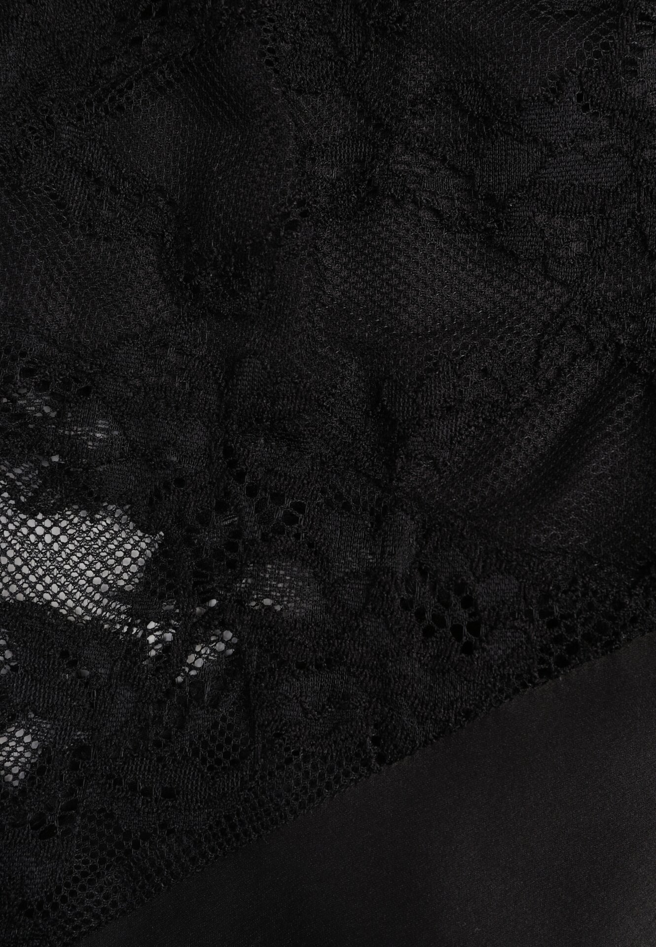 Czarna Koktajlowa Sukienka o Dopasowanym Kroju z Koronką Bermine