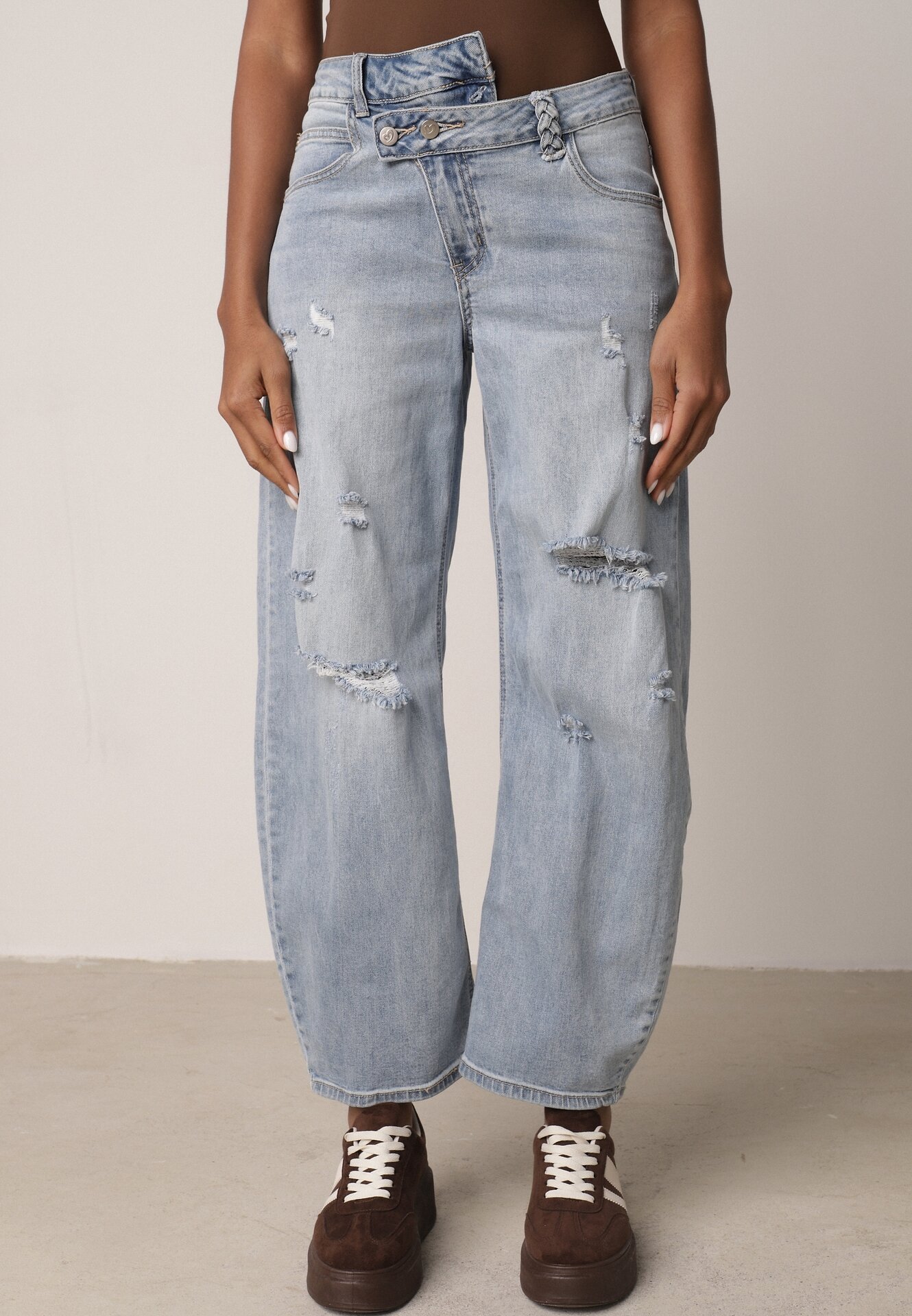 Niebieskie Bawełniane Jeansy o Asymetrycznym Kroju Typu Balloon z Dziurami Nediara