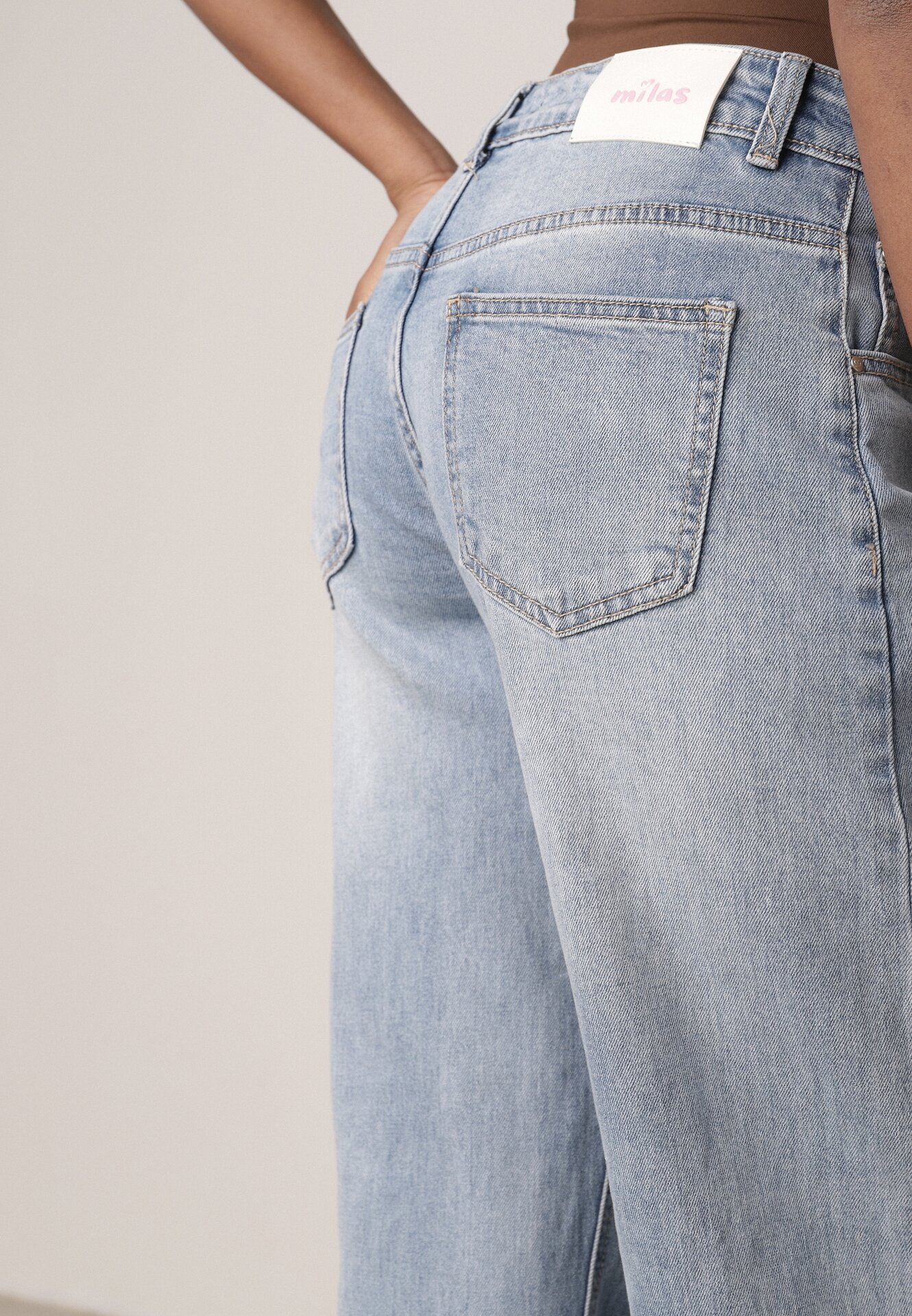 Niebieskie Bawełniane Jeansy o Asymetrycznym Kroju Typu Balloon z Dziurami Nediara