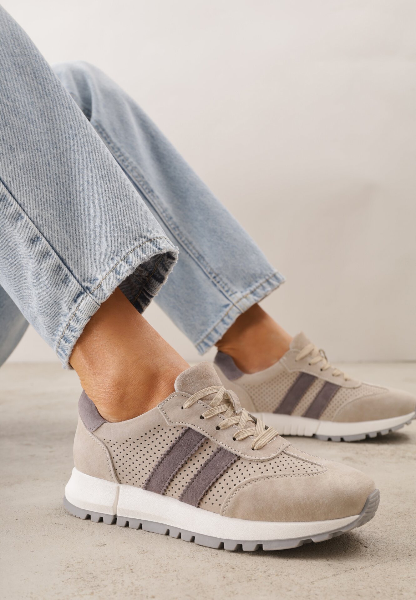 Jasnobeżowe Zamszowe Sneakersy Ozdobione Perforacją i Paskami Semielle