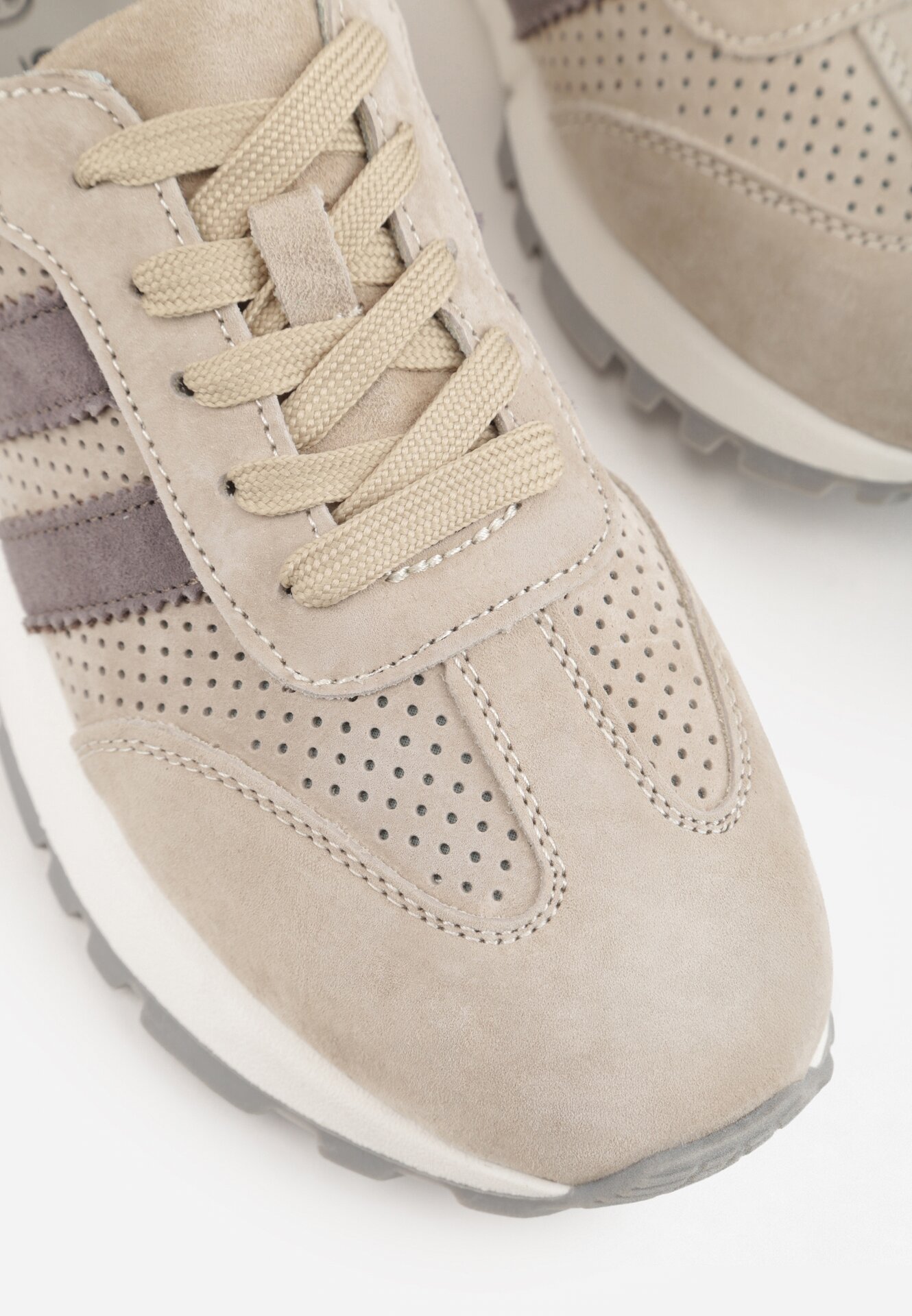 Jasnobeżowe Zamszowe Sneakersy Ozdobione Perforacją i Paskami Semielle