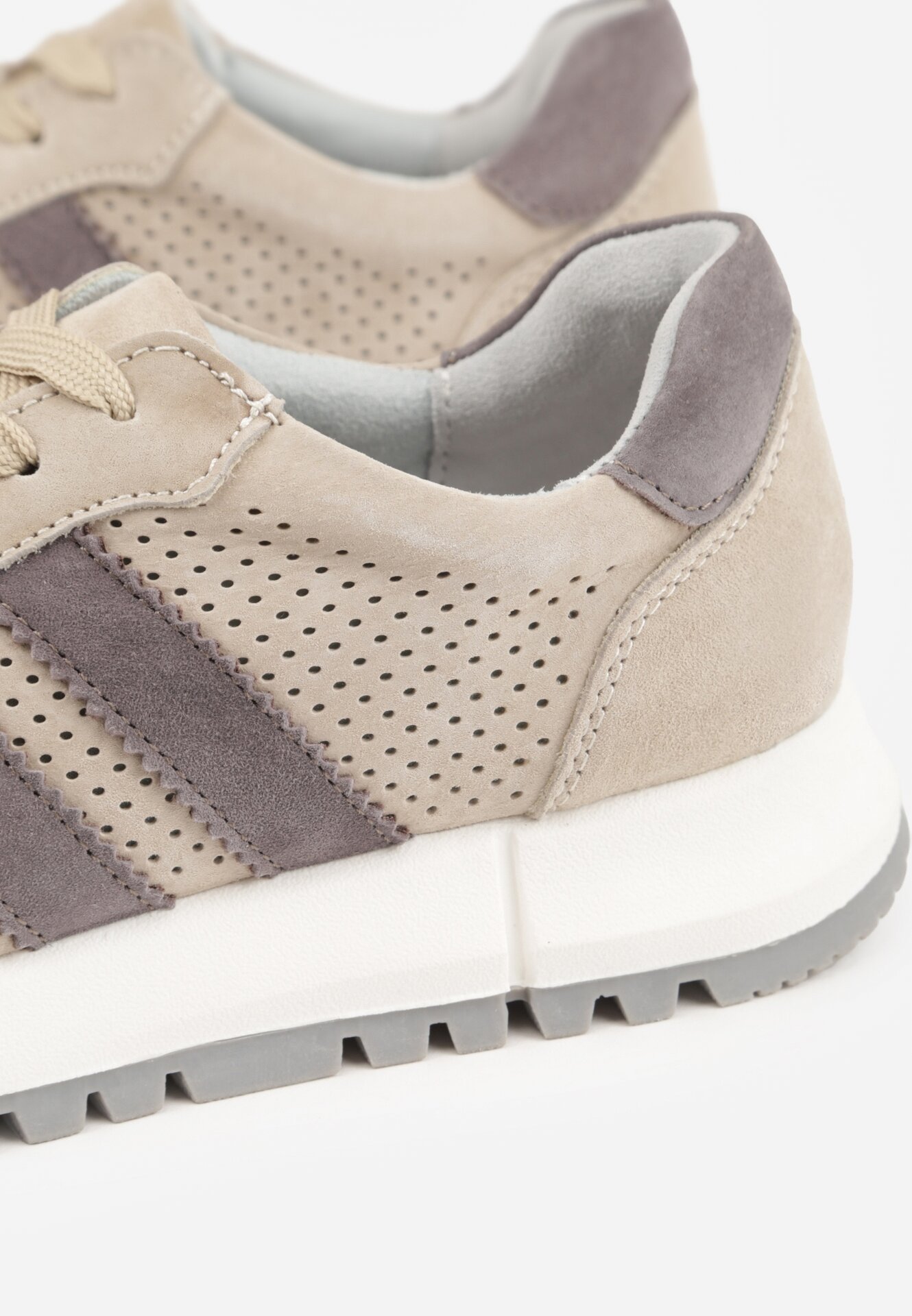 Jasnobeżowe Zamszowe Sneakersy Ozdobione Perforacją i Paskami Semielle