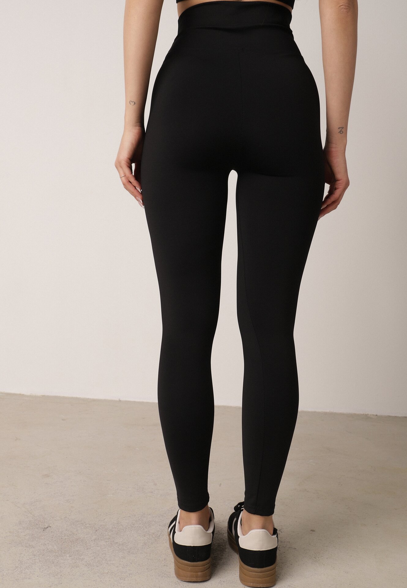 Czarne Legginsy z Wysokim Stanem z Pasem Modelującym w Talii Azinera