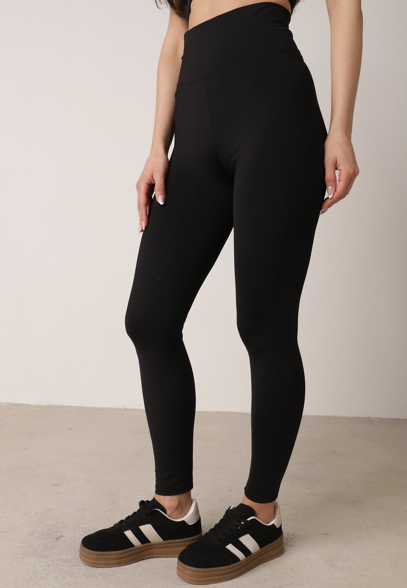 Czarne Legginsy z Wysokim Stanem z Pasem Modelującym w Talii Azinera