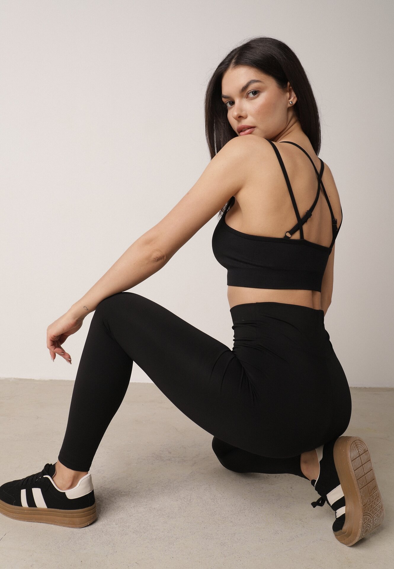 Czarne Legginsy z Wysokim Stanem z Pasem Modelującym w Talii Azinera