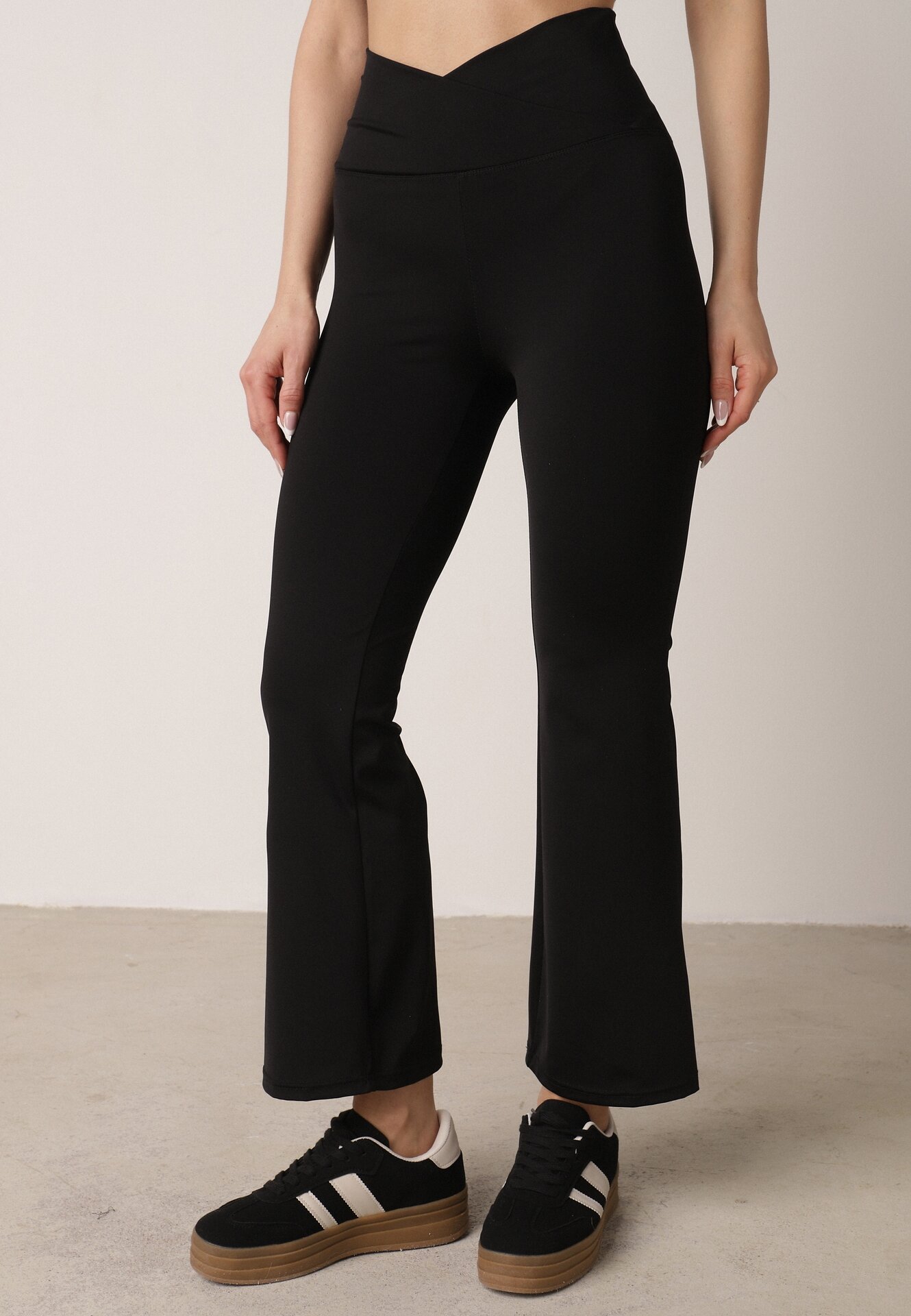 Czarne Legginsy Dzwony z Kopertowym Wysokim Stanem Azinuna