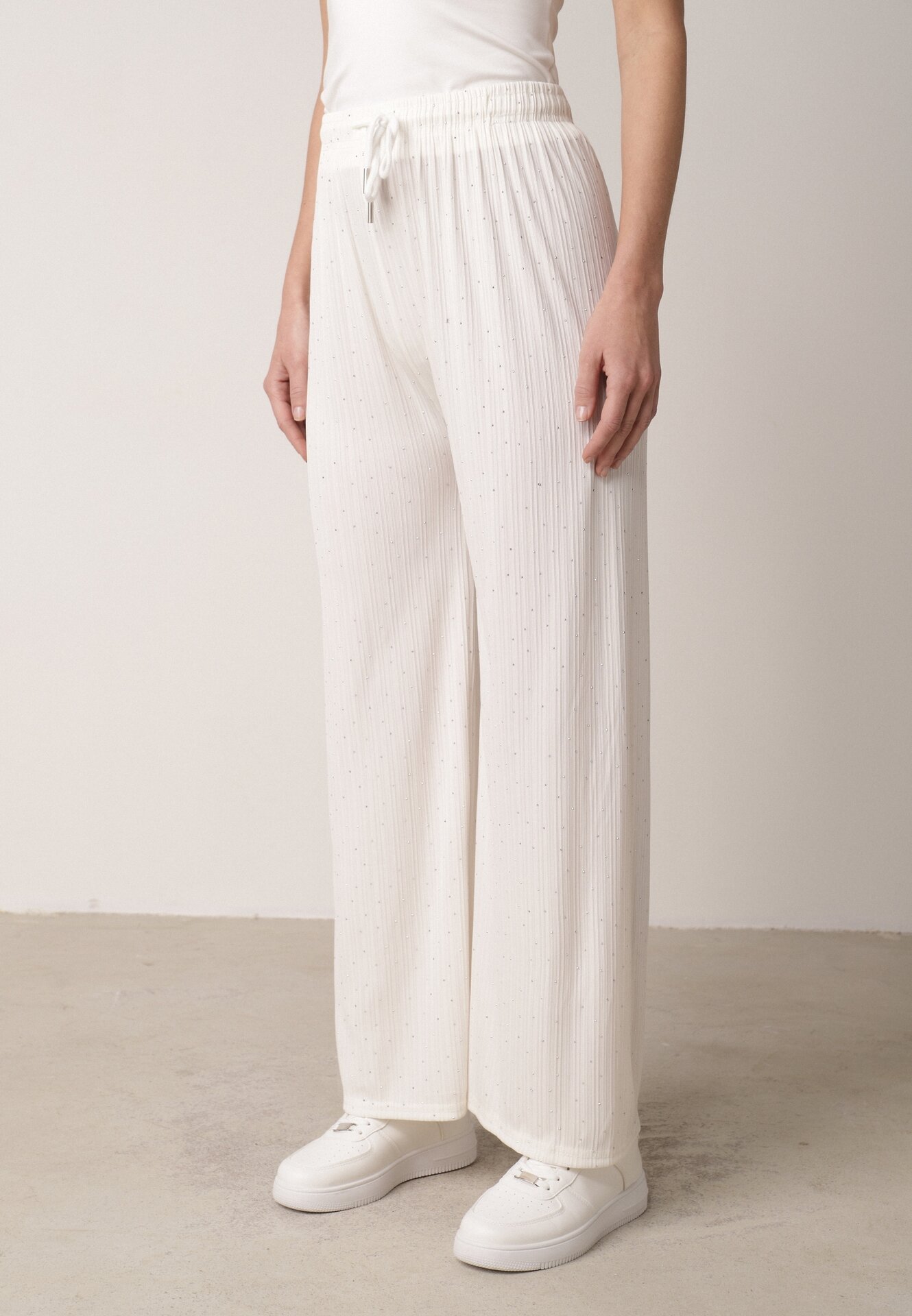 Białe Szerokie Spodnie z Bawełną Zdobione Cyrkoniami Azilene