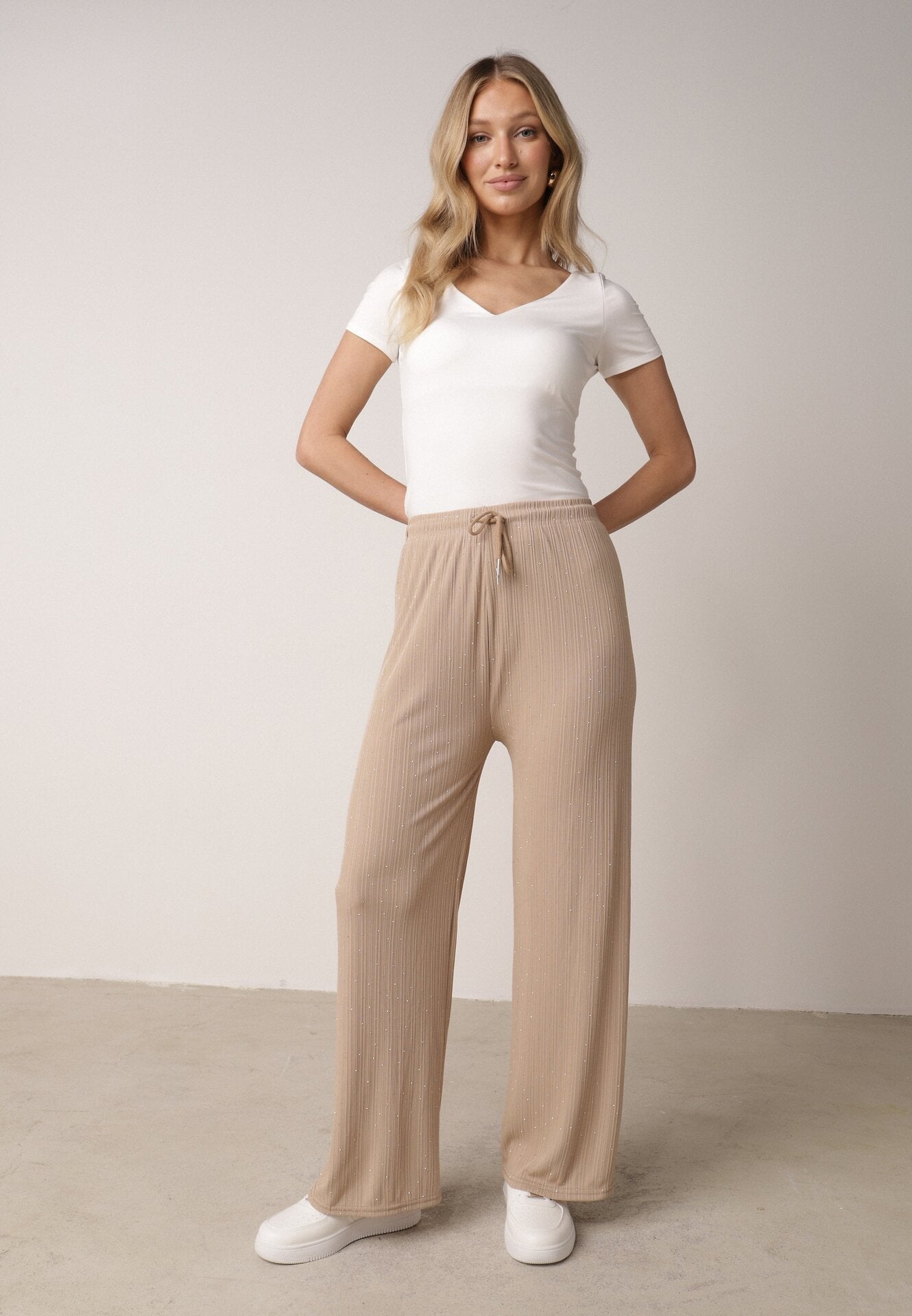 Beżowe Szerokie Spodnie z Bawełną Zdobione Cyrkoniami Azilene