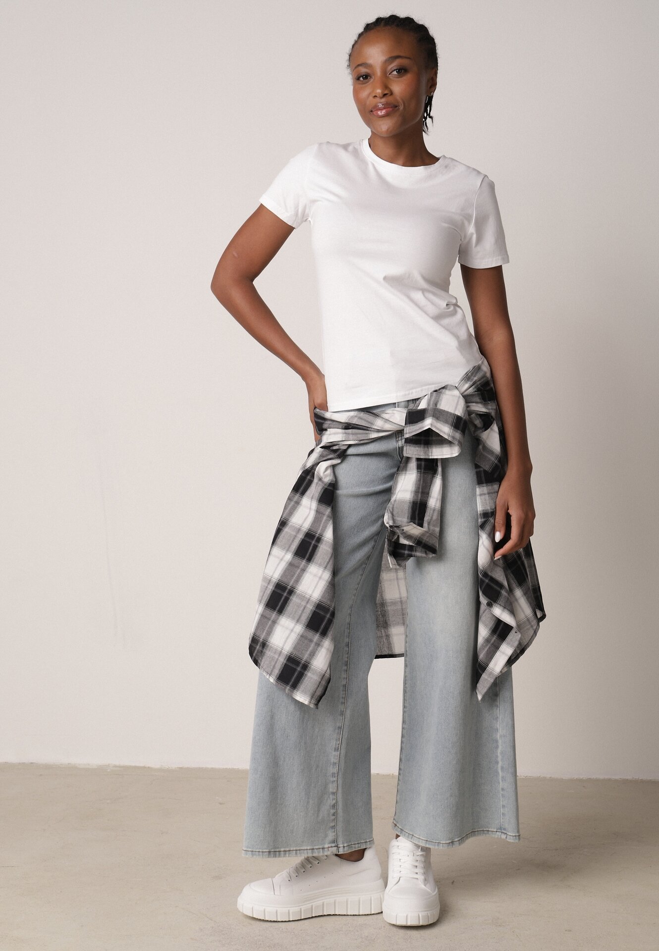 Biały Bawełniany T-shirt w Klasycznym Stylu Nedila