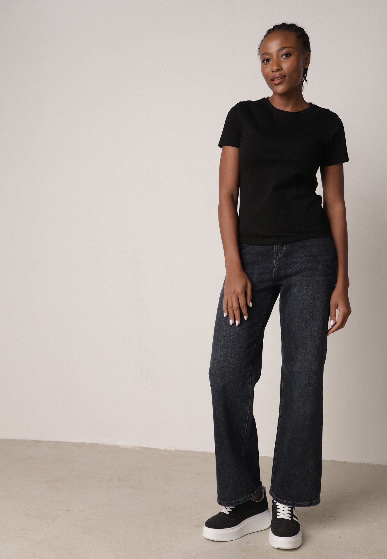 Czarny Bawełniany T-shirt w Klasycznym Stylu Nedila