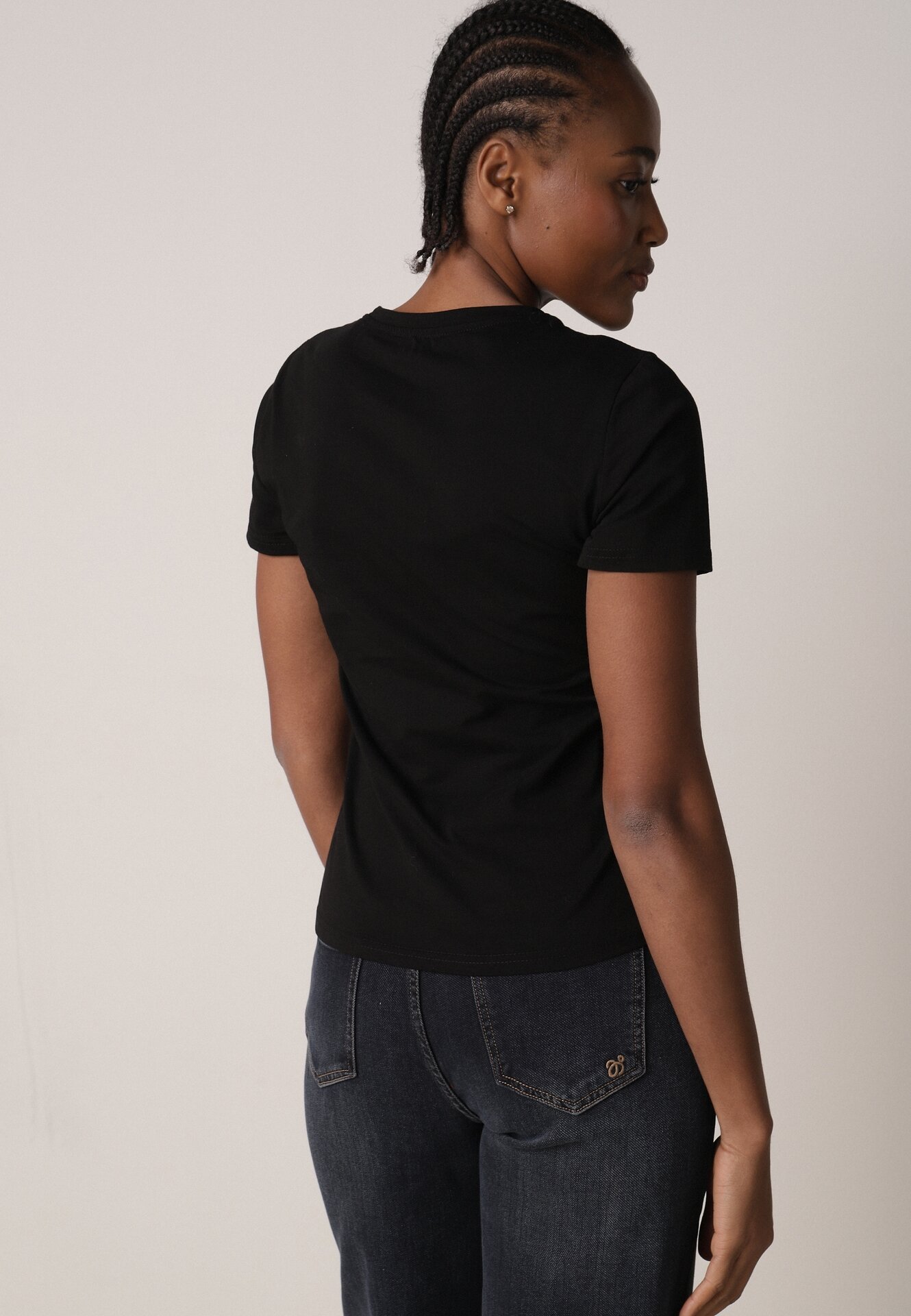 Czarny Bawełniany T-shirt w Klasycznym Stylu Nedila