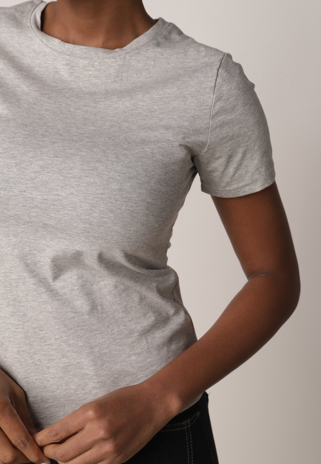 Szary Bawełniany T-shirt w Klasycznym Stylu Nedila