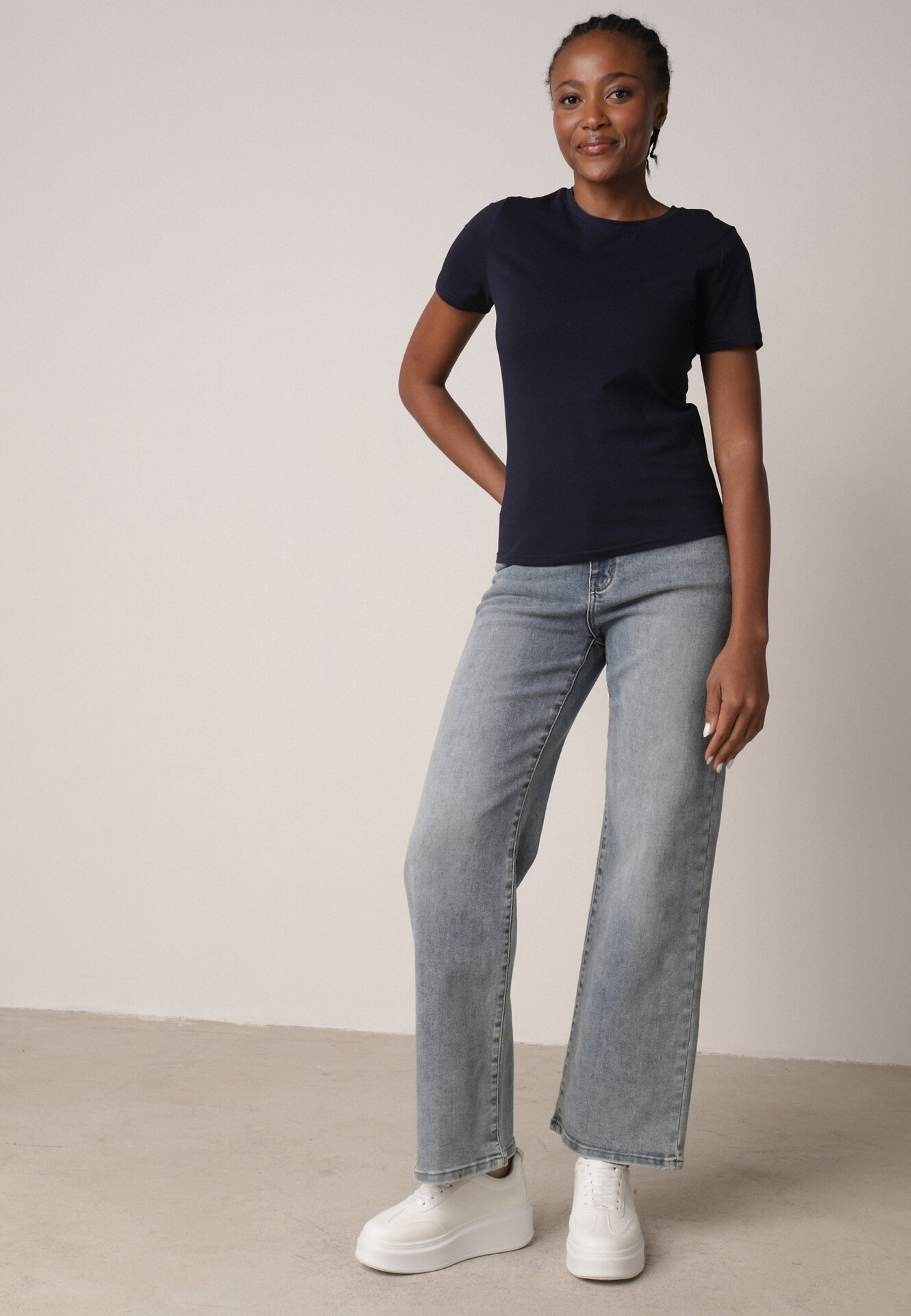 Granatowy Bawełniany T-shirt w Klasycznym Stylu Nedila