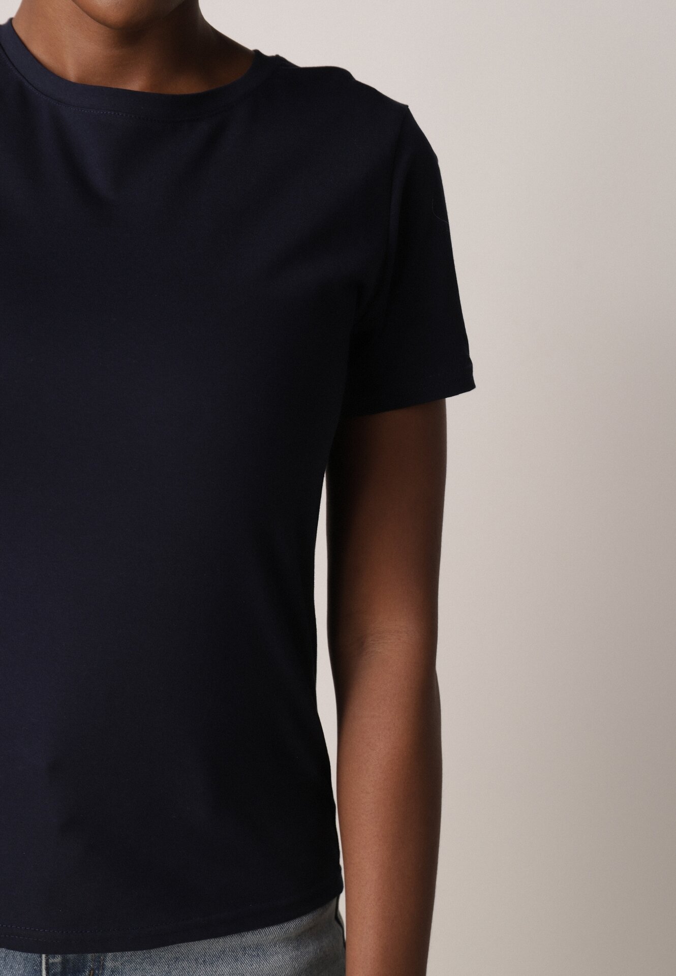 Granatowy Bawełniany T-shirt w Klasycznym Stylu Nedila