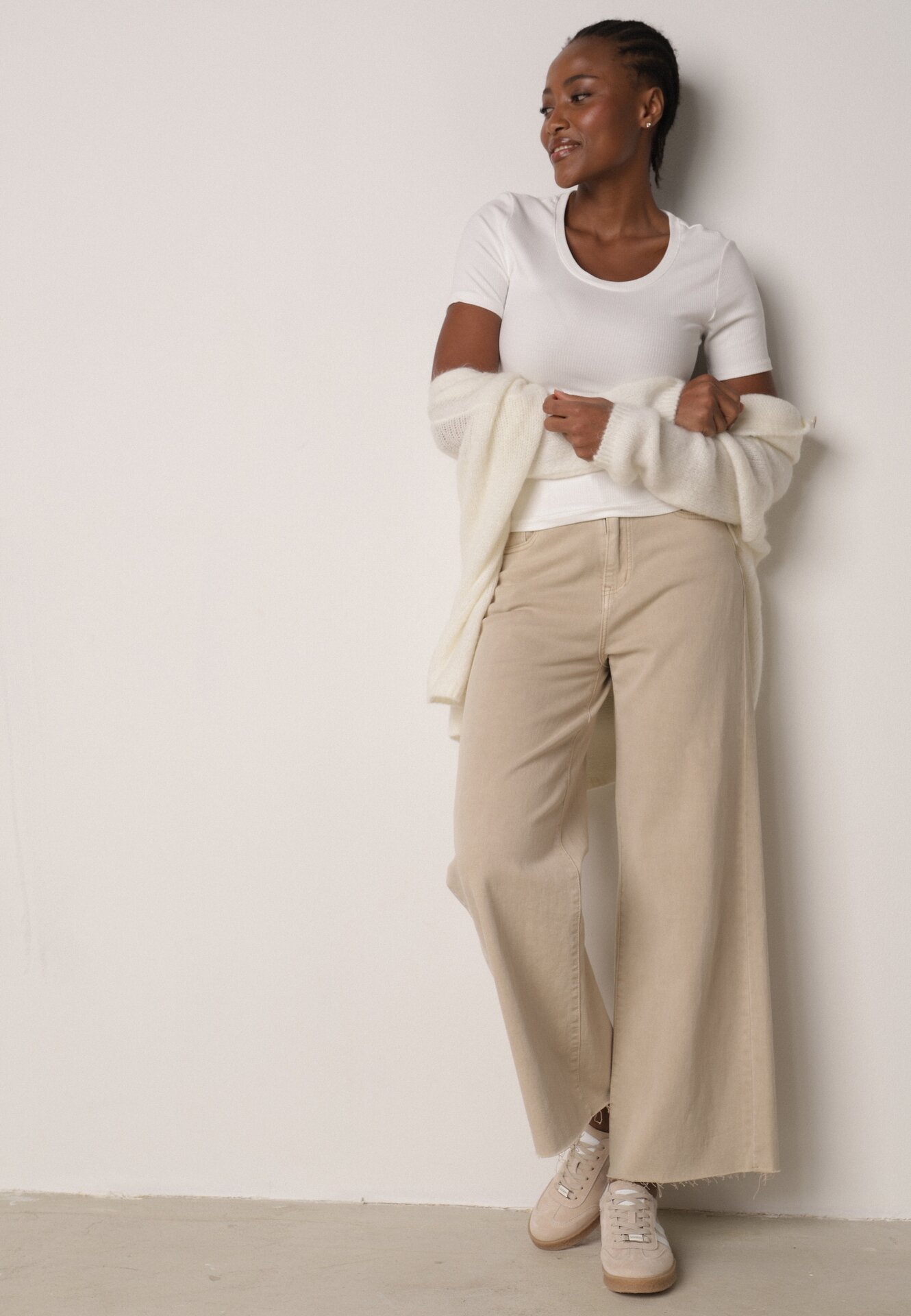 Biały Prążkowany T-shirt Ozdobiony po Bokach Marszczeniem Nedisa