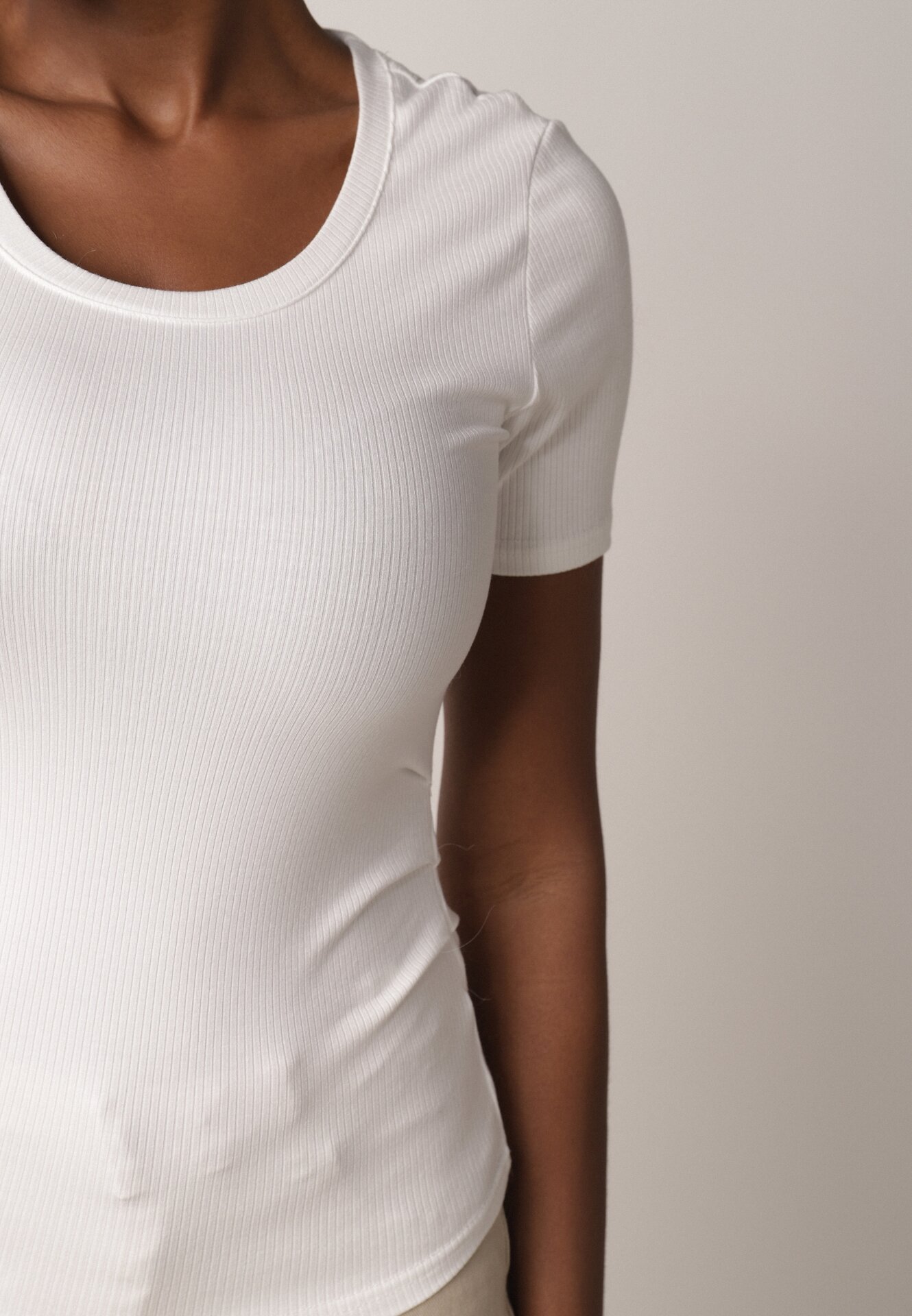 Biały Prążkowany T-shirt Ozdobiony po Bokach Marszczeniem Nedisa